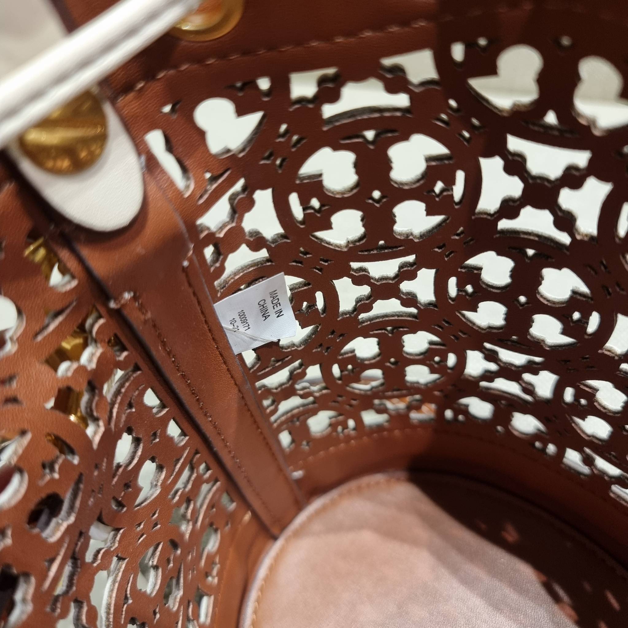 TORY BURCH T MONOGRAM LASER-CUT MINI BUCKET BAG ใจบางที่สุดกับคอลเลคชั่นนี้ กับกระเป๋าสะพายทรงบัคเก็ต ไซส์มินิ รุ่นชูโรงสุดฮิต ที่เพิ่มดีเทลความแพงด้วยการฉลุลวดลายโมโนแกรมรอบใบ ถักทอเป็นเส้นลายสานที่สวยงามมาก งานฝีมือจริงๆ วัสดุหนัง cowhide รูดเปิด-ปิดด้ว