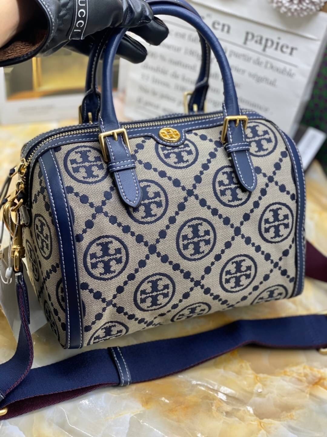 พร้อมส่งความสวย!!! medium TORY BURCH FACTORY MONOGRAM JACQUARD BOSTON BAG กระเป๋าถือหรือสะพายรุ่นใหม่ล่าสุดจาก TORY BURCH FACTORY วัสดุ Woven Jacquard & Leather ในลาย Jacquard คงเอกลักษณ์แบรนด์สวยอยู่ทรงดีไซน์โดดเด่นทรง Boston เปิดปิดด้วยซิปคู่สะดวกใช้ขนา