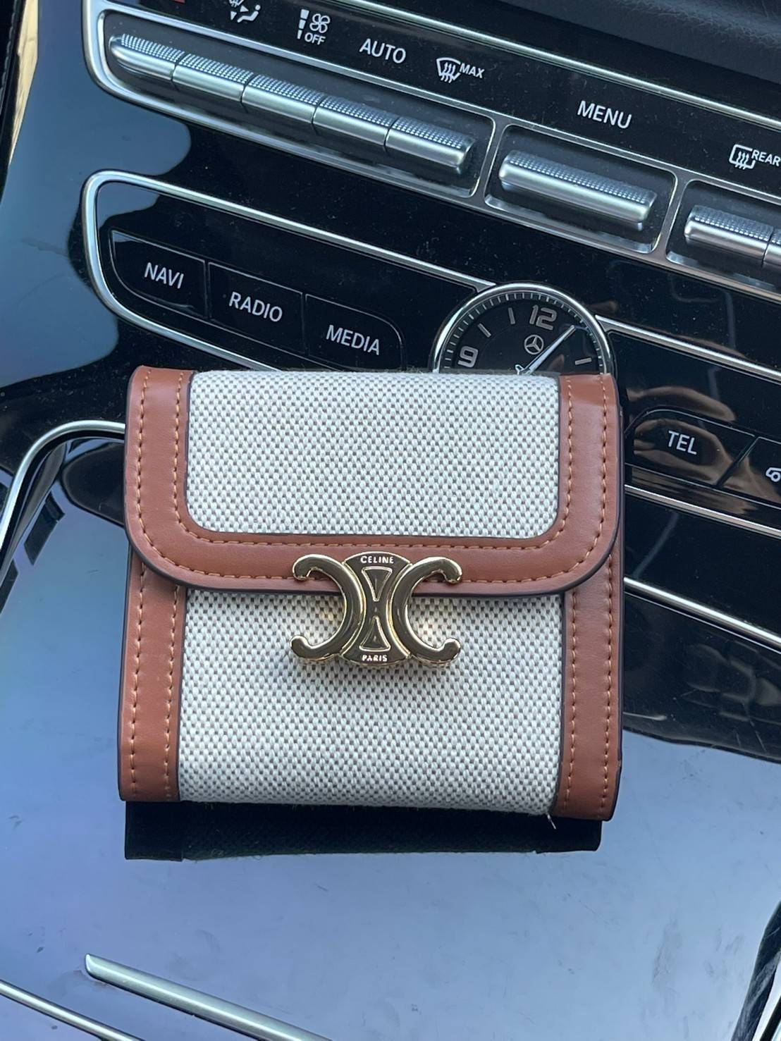 CELINE SMALL TRIOMPHE WALLET IN TRIOMPHE CANVAS กระเป๋าสตางค์ผู้หญิงทรงสั้นดีไซน์สวยงามหรูหรา ออกแบบให้เป็นทรงพับ เปิด-ปิดด้วยกระดุมที่สามารถปรับขยายขนาดกระเป๋าได้เมื่อใส่ของเยอะ ภายในแบ่งเป็น 3 พับ มีฟังก์ชั่นการใช้งานที่ครบครัน คือ ช่องใส่ธนบัตร ช่องใส่