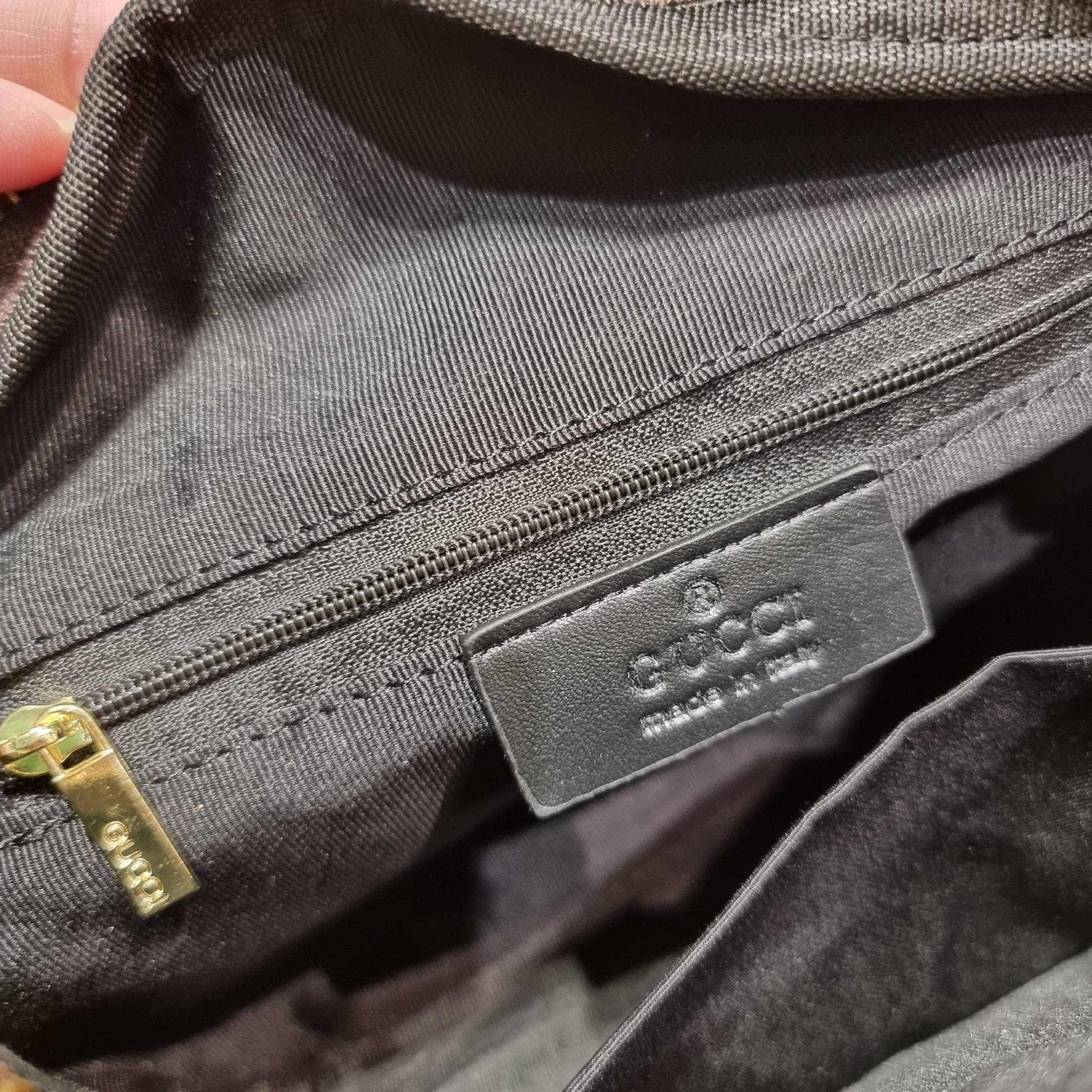 GUCCI BELT BAG ไอเท็มที่หนุ่มๆเรียกร้อง GC waist bag กระเป๋าคาดอก/คาดเอว คอลเลคชั่นฉลองปีเสือ โดดเด่นด้วยลายพรินท์จัมโบ้ ไม่เหมือนใคร วัสดุหนังแคนวาส เปิด-ปิดด้วยซิป ภายในแบ่งสัดส่วน มีช่องซิป และช่องย่อยให้อีก สายสะพายปรับได้ สายสปอร์ต สายแคมป์ปิ้ง หรือจ