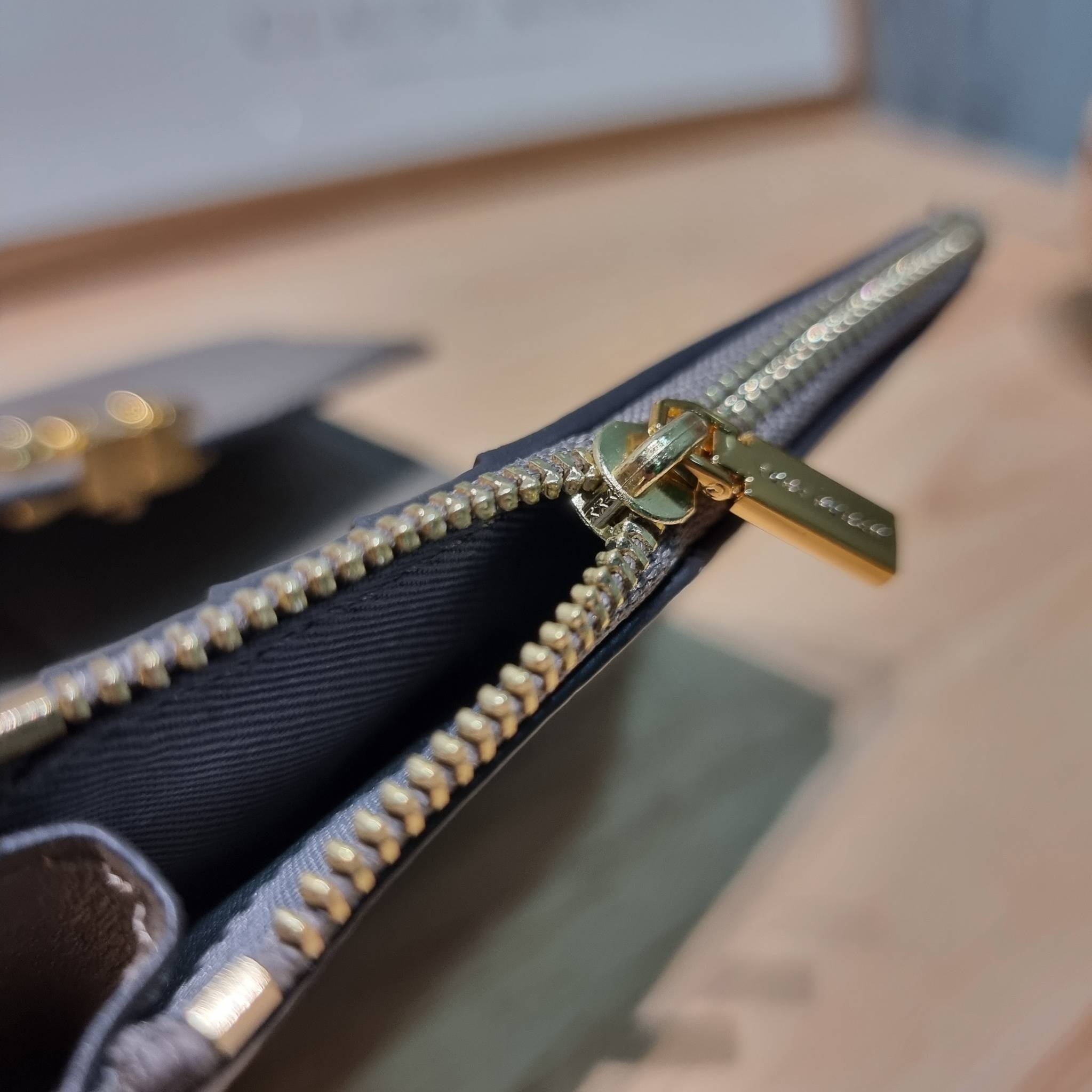 TORY BURCH KIRA MIXED MATERIALS MEDIUM FLAP WALLET กระเป๋าสตางค์ใบกลาง รุ่นยอดนิยม ดูหรูหรา ดูแพง ดีไซน์คลาสสิค ขนาดกำลังพอเหมาะ