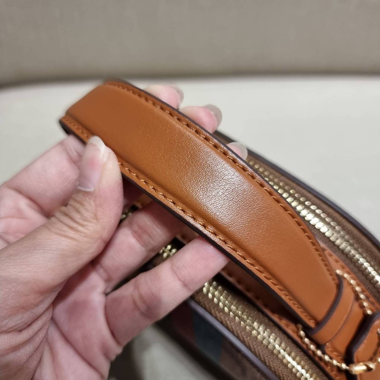 COACH C5642 SERENA SATCHEL IN SIGNATURE CANVAS WITH STRIPE ดีไซน์ stripe ที่แสนจะโดดเด่น กับคอลเลคชั่นยอดฮิต ที่ sold out ไปแล้วในหลายประเทศ!! กระเป๋าสะพายข้างทรงสวย ลุคผู้ดี วัสดุหนังแคนวาสสลับหนังแท้ เปิด-ปิดด้วยซิป 2 ช่องหลัก ภายในเป็นช่องโล่ง เก็บของไ