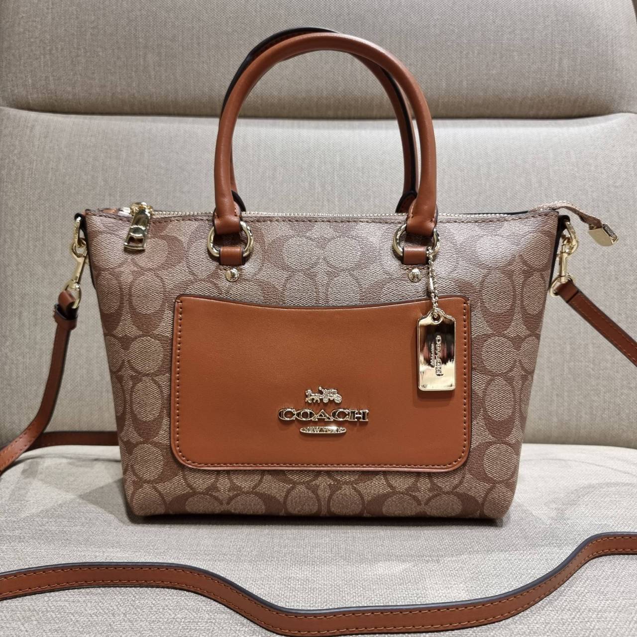 COACH F38089 MINI EMMA SATCHEL IN SIGNATURE CANVAS รุ่นหายาก รุ่นที่สาวๆตามหา จัดมาให้สมกับที่รอคอยกันไปเลยจ้า!! เป็นรุ่นที่ดีไซน์ออกมาให้ใช้งานง่าย สะดวก สวย หรู ดูดี!! กระเป๋าสะพายทรงสวย วัสดุหนังแคนวาสเคลือบลาย มาพร้อมสายสะพายข้างและหูจับในตัว ถอดออกถื