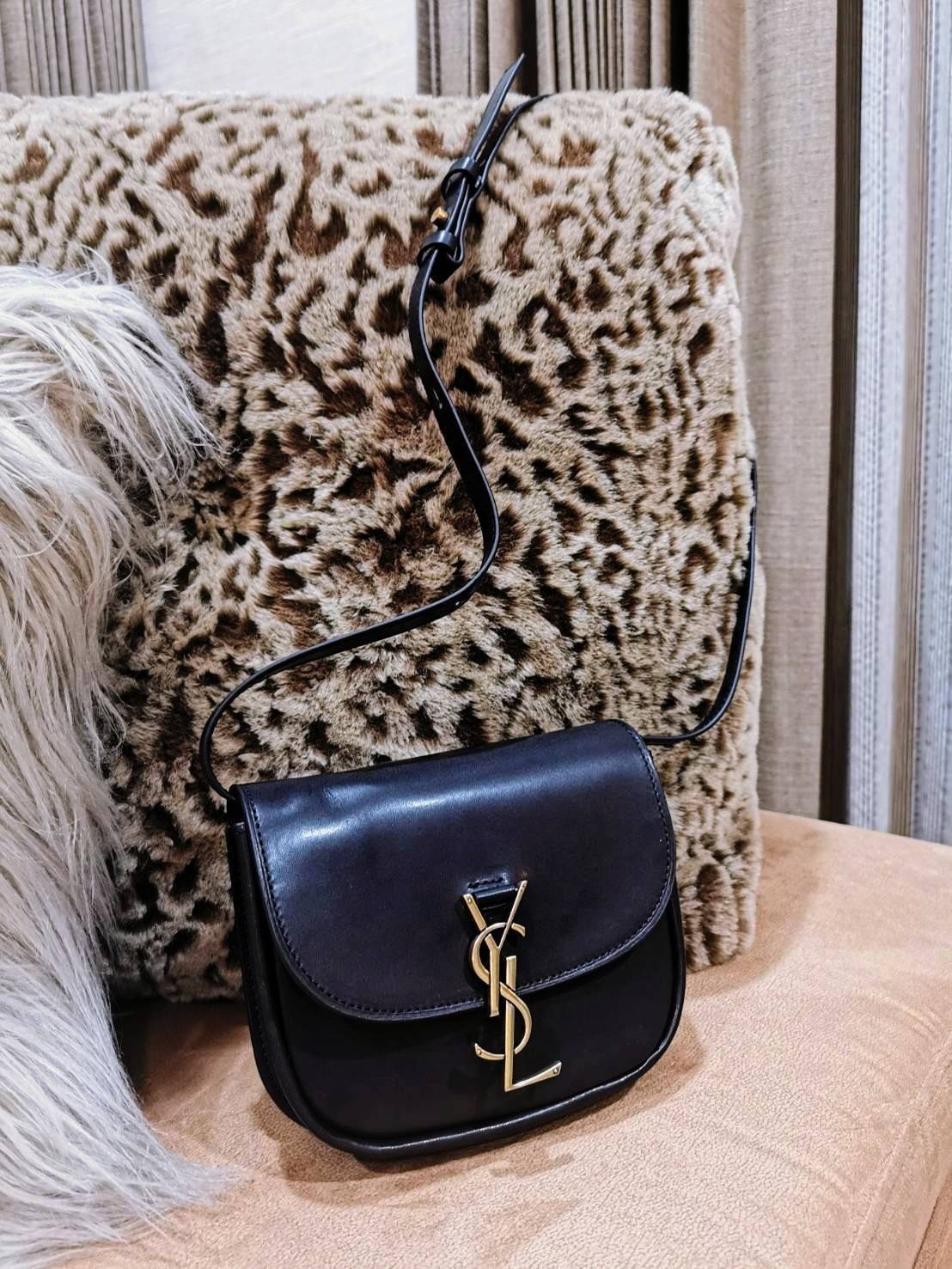VIP 🥂 สีใหม่พร้อมส่ง! Saint Laurent Kaia Small YSL Plaque Leather Cross Body Bag / YVES SAINT LAURENT YSL BAG VIP วัสดุ Calfskin หนังเรียบอยู่ทรงเปิดปิดด้วยฝาปิดโลโก้แบรนด์อะไหล่ทอง ภายในโล่งมีโลโก้และช่องย่อยสามารถใส่มือถือของใช้จุกจิกได้เยอะ สาย