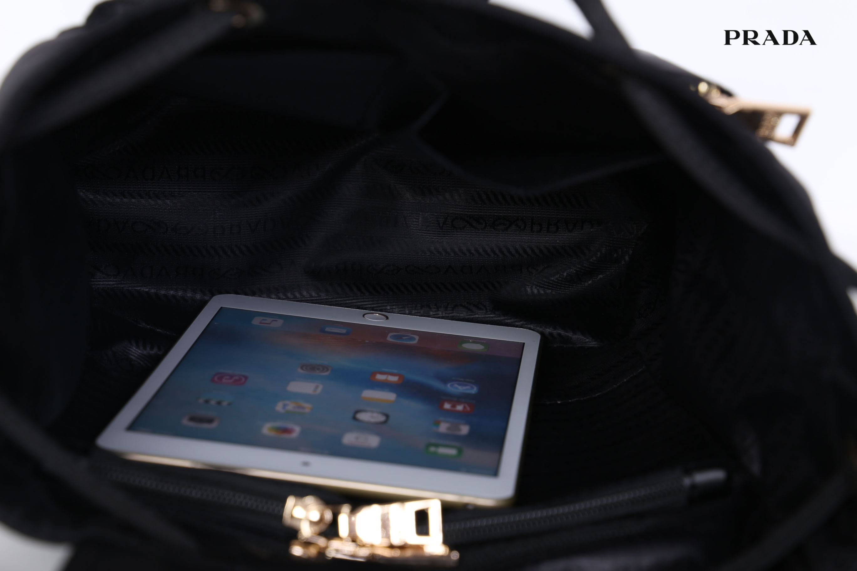 Prada Nylon Drawstring Backpack Bag สินค้า Premium gift จากเค้าเตอร์แบรนดืต่างประเทศ แท้ 100% กระเป๋าสะพายเป้ รุ่น Limited Edition VIP GIFT ทำจากวัสดุผ้า Nylon เนื้อหนา คุณภาพดี ทรงสวย ดีไซน์เกร๋ สไตล์ Prada ด้านหน้ามีช่องกว้างใส่ของจุกจิก อะไหล่ทอง สวยหร