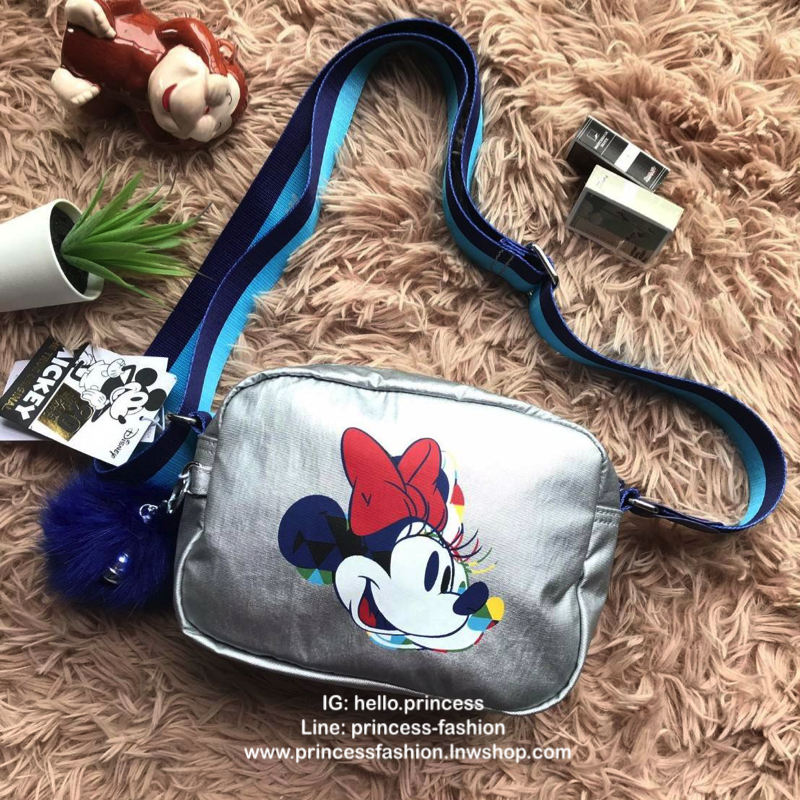 Disney's Mickey&Jungle Book Veni Crossbody Bag รุ่นLimited Edition ทรงสะพายข้าง ขนาดกำลังดี วัสดุpolester100% ดีเทลด้านหน้าลายการ์ตูนของวอลด์ดิสนีย์ เปิดปิดด้วยซิปเดียวด้านบน ภายในกว้าง มีช่องซิปและที่ห้อยพวงกุญแจ ฐานกว้างจุของได้เยอะสามารถสะพายได้ทั