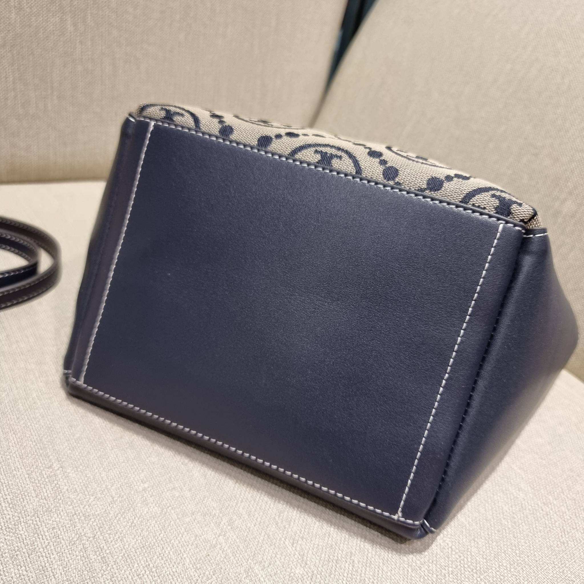 TORY BURCH MCGRAW DRAGONFLY IN MONOGRAM JACQUARD / Tory burch bucket สวยก่อนใคร ไม่ต้องพรีฯ กับกระเป๋าลายโมโนแกรมยอดฮิต ที่มาในรูปทรงดีไซน์ใหญ่ สวยเก๋ ไม่เหมือนใคร ไม่มีซ้ำ!! ใช้งานได้สะดวกด้วยหูจับในตัว และสายสะพายข้างเอามาปรับใช้สะพายได้ตามชอบ ด้านหน้าต