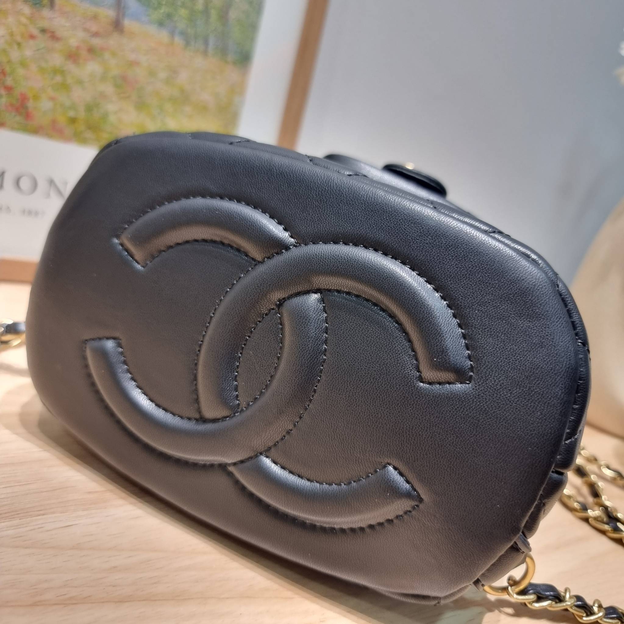 Chanel small backpack กระเป๋าสะพายหลังใบเล็ก โลหะสีทอง ดีไซน์ 2023 น้องน่ารักตะโกนม้าก!! กับกระเป๋าทรงเป้ ขนาดน่ารักน่าใช้ ดีเทลดีงาม มีใบลูกติดในตัวกระเป๋า สะดวกใช้สุดๆ