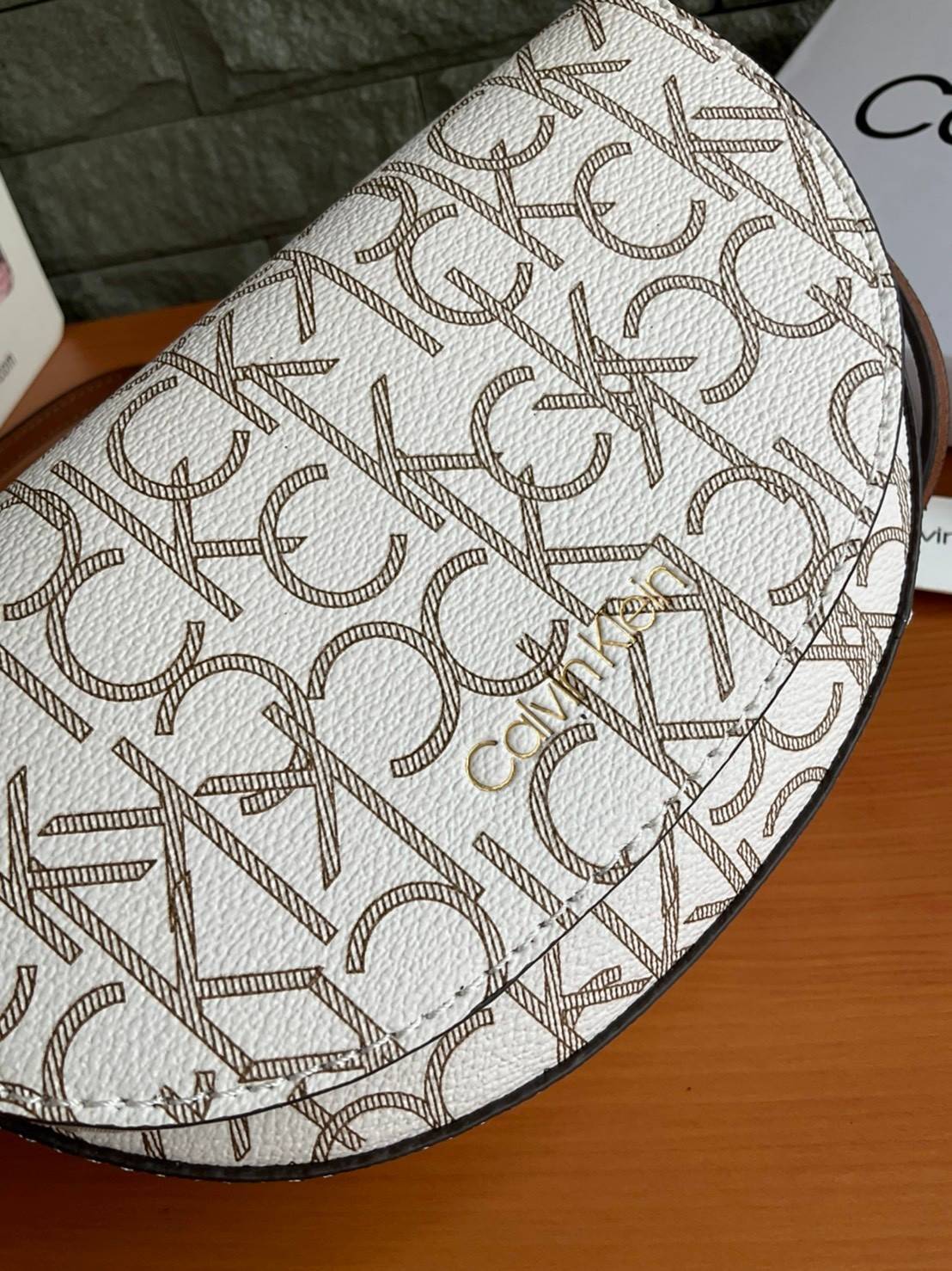 ของแท้ 💯% Calvin Klein Monogram Crossbody Bag กระเป๋าสะพายทรงครอสบอดี้ กระเป๋าคลัทช์ ทรงครึ่งวงกลม ขนาดน่ารัก ลายโมโนแกรมรอบใบ