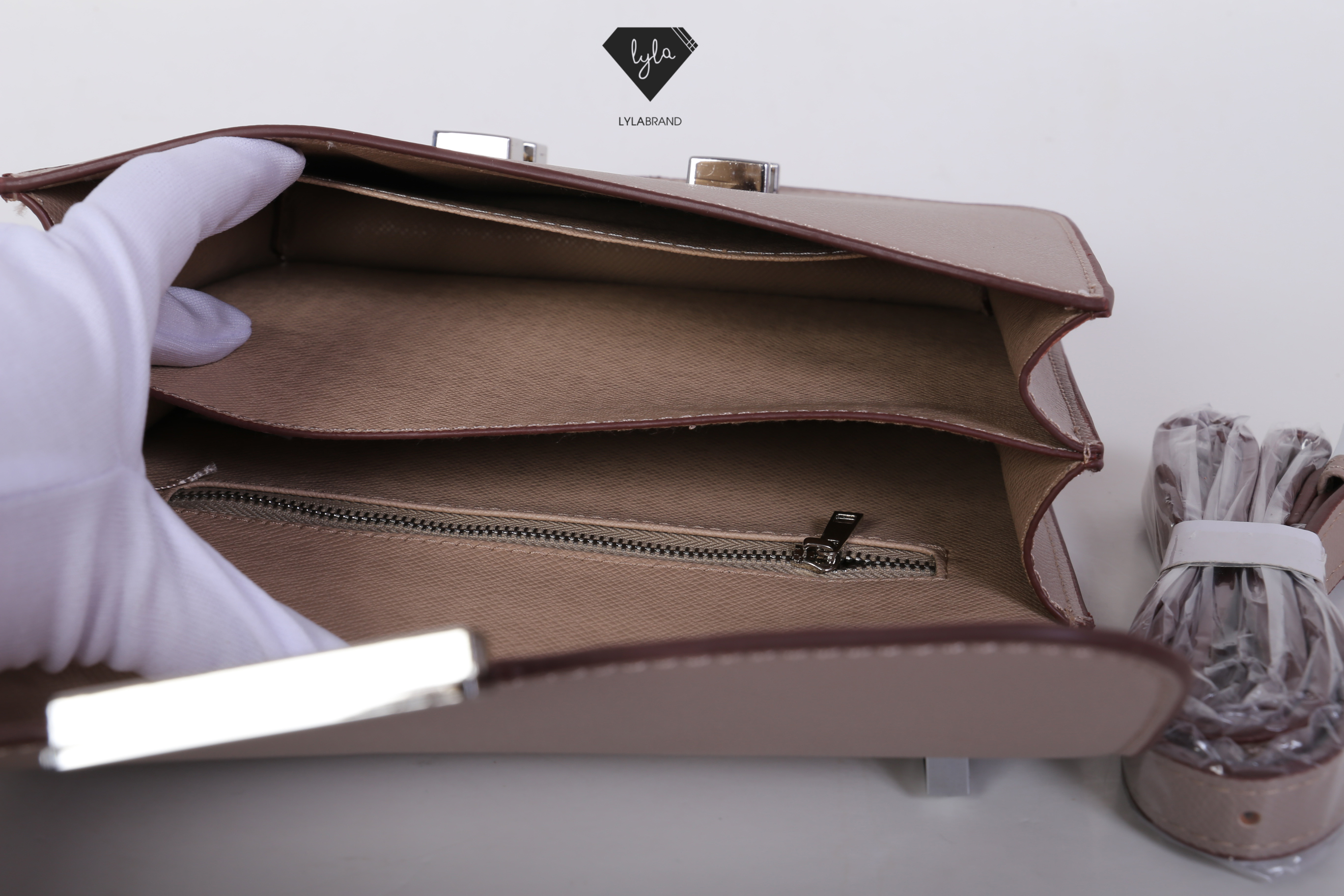 LYLABRAND🔔 Constance Size 23 Cm / Epsom ✨PU top premium นะคะ หนังดีเลอค่าน่าสอยมากกก บอกคำเดียวเลยว่าเด็ดสุด !! เหมือนหนังแท้เบอสุดค่ะคูณผู้หญิง ลูกค้าเก่าน่าจะทราบกันดีอยู่แล้วว่าคุณภาพของร้านนี้ต้องมาเป็นอันดับหนึ่งเท่านั้น อิอิ มีสายยาวส