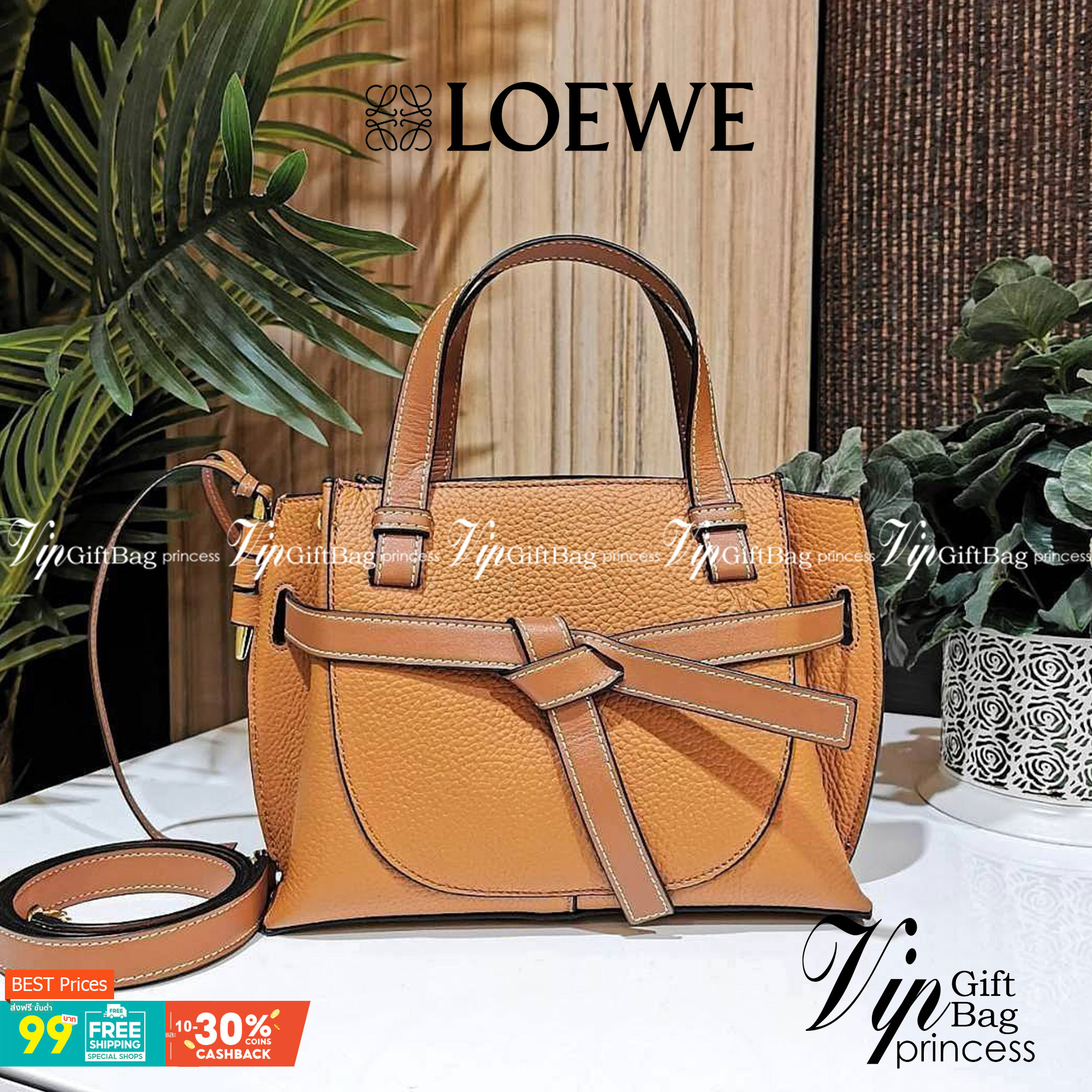VIP 】LOEWE HANDBAG VIP GIFT WITH PURCHASE (GWP) กระเป๋าถือหรือสะพาย รุ่น Limited จาก LOEWE DUTYFREE วัสดุ Calfskin หนังแท้รูปทรงอานม้าสวยอยู่ทรงด้านหน้าตกแต่งด้วยสายหนัง (Belt) ประดับอะไหล่แบรนด์สีทองรูปกลอนประตูด้านข้างเป็น Signature ภายในโล่งกว้าง ใส่มื