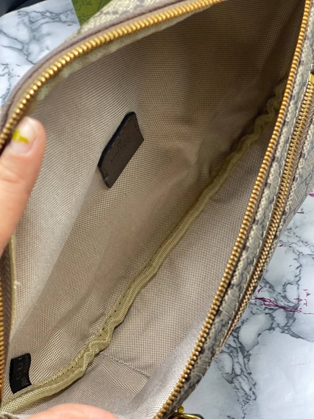 หนังแท้ GUCCI Belt Bag / GG Belt Bag / GG Supreme Belt Bag ไอเท็มที่หนุ่มๆเรียกร้อง กระเป๋าคาดอก/คาดเอว สายสะพายปรับได้ สายสปอร์ต สายแคมป์ปิ้ง หรือจะสายไหน ใบนี้ตอบโจทย์ทุกลุค ง่ายๆเท่ๆ สุดคุ้ม!! ภาพสินค้าถ่ายจากงานขายจริง ใช้งานต่างประเทศได้ค่ะ