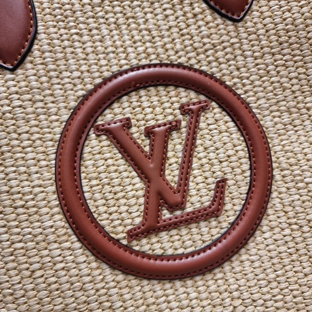 VIP 🥂 LV RAFFIA TOTE BAG ไอเท็มเอ็กซ์คลูซีพใหม่ล่าสุดก่อนใคร กระเป๋าสะพายใบใหญ่รุ่นลิมิเต็ด หายาก ด้วยวัสดุสังเคราห์จากธรรมชาติ สานเต็มใบออกมาเป็นลวดลายสวยงาม และยังโดดเด่นด้วยโลโก้ สีโทนอุ่น ทำให้ไอเท็มนี้ ดูดีน่าค้นหา ด้วยทรงโท้ทที่ทำให้สามารถจั