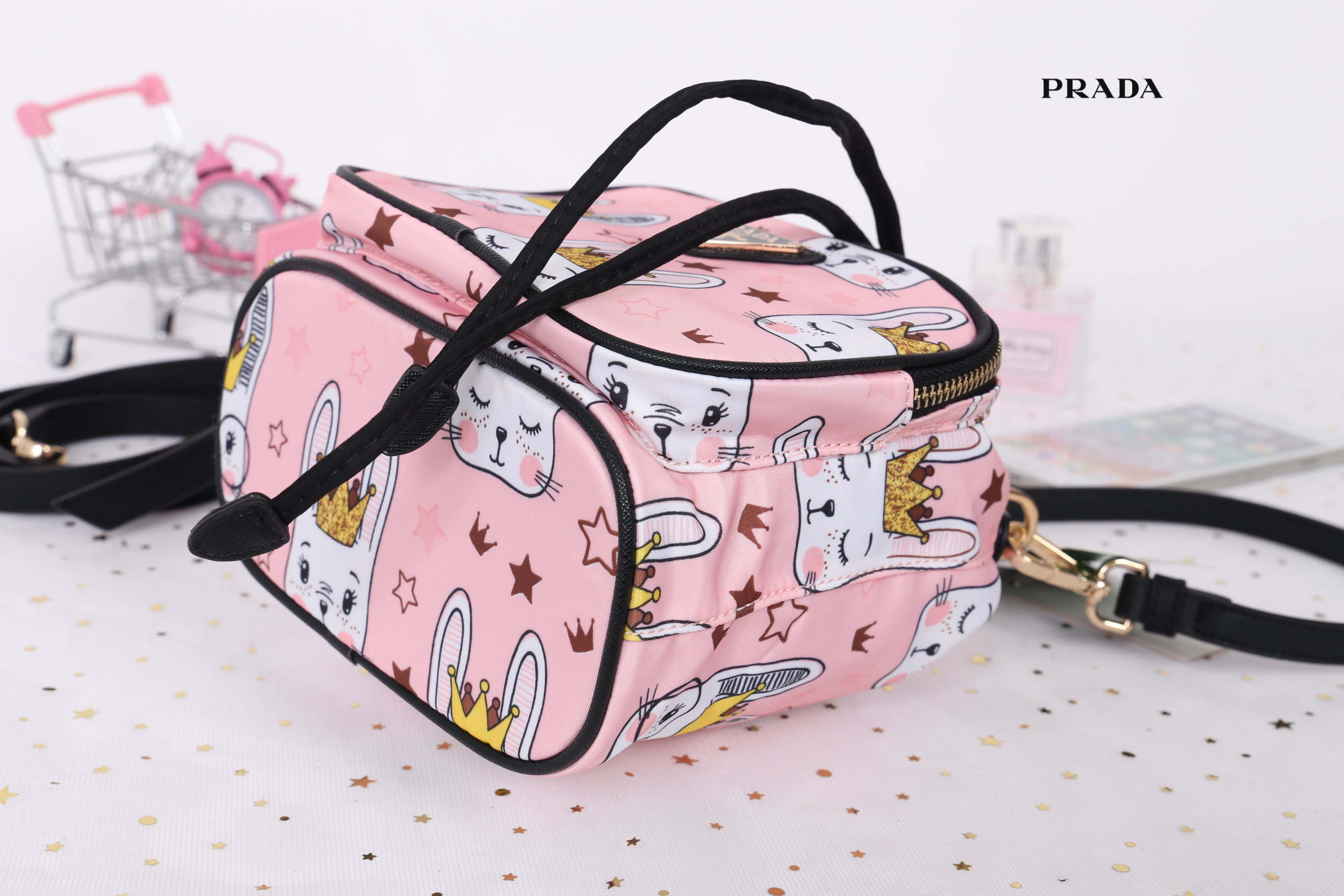 Prada bucket bag Premium gift New in! กระเป๋าถือหรือสามารถสะพายข้าง ทรงขนมจีบ สุดน่ารักดีไซน์ใหม่ super cute! วัสดุ nylon เนื้อหนา อะไหล่ทองด้านหน้ามีโลโก้แบรนด์ พร้อมช่องซิป กระเป๋า เปิดปิดแบบ drawstring ภายในกระเป๋าโล่ง ใส่ของได้จุ พร้อมสายยาวลาย saffia