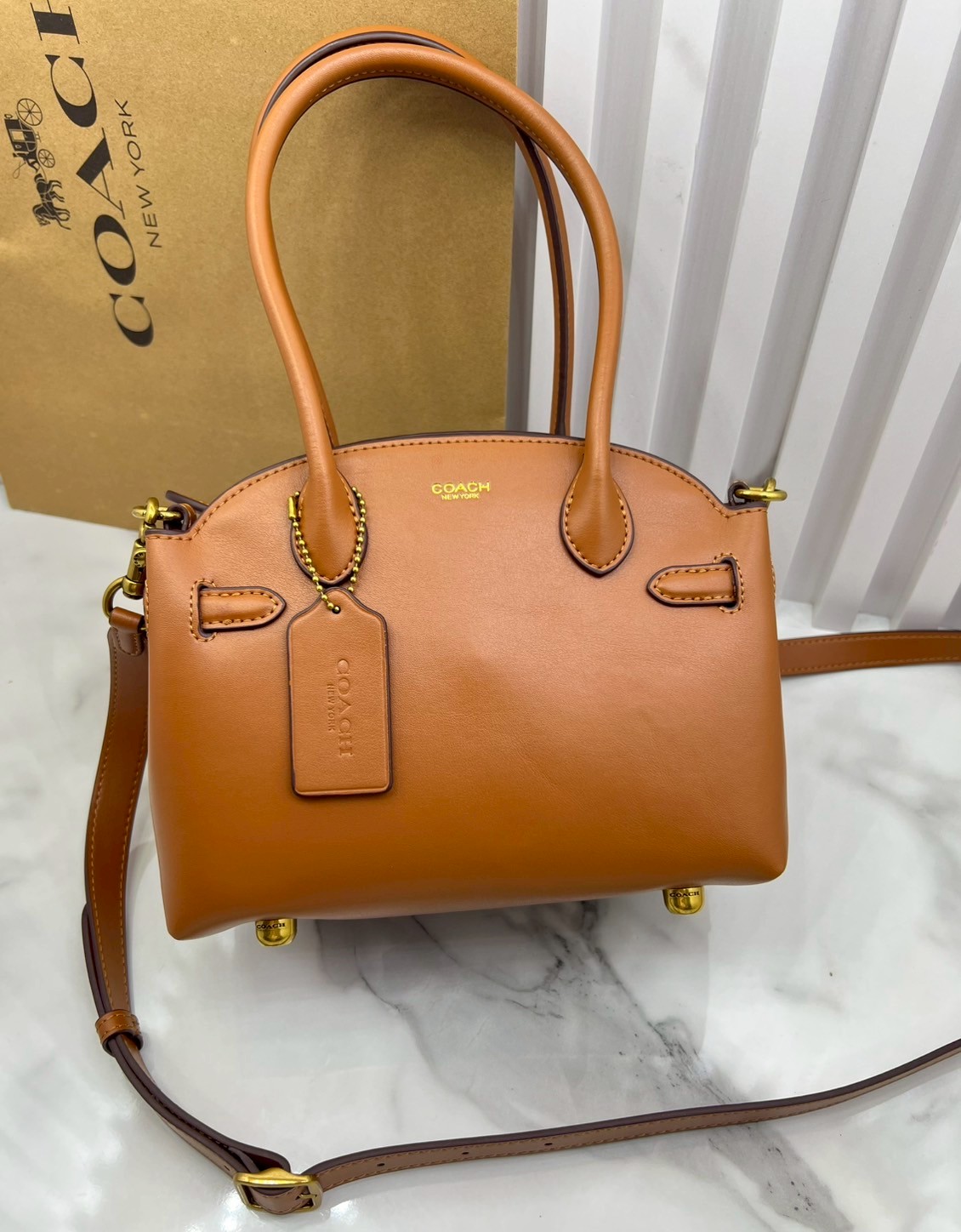 ORI หนังแท้ | Coach Soft Empire Carryall Bag 28 กระเป๋าสะพายทรงโฮโบ รุ่นใหม่ล่าสุด ดีไซน์เรียบง่าย สะพายไปคาเฟ่ ไปเที่ยวถ่ายรูปสวยๆ คือเหมาะสุดๆ หูสะพายยาว พอดีไหล่ ภายในแบ่งสัดส่วนไว้ดี ใบจริงหนังสวยมากๆ