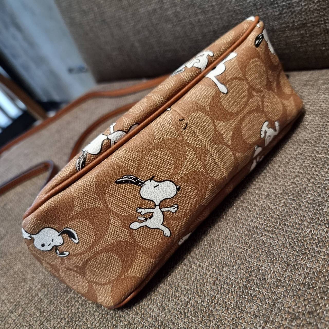 COACH F36674 TOP HANDLE POUCH IN SIGNATURE WITH SNOOPY PRINT คอลเลคชั่นใหม่ ในสไตล์พอช มาให้ช้อปก่อนใครในไทยจ้า น่ารักน่าใช้ไปอีกกับกระเป๋าสะพายทรงฮิตตลอดกาล ด้วยดีไซน์ที่ออกมาให้ใช้งานได้ง่าย ขนาดกำลังเหมาะ วัสดุแคนวาสทนทาน ดีไปหมดขนาดนี้!! คุณลูกค้าถึงส