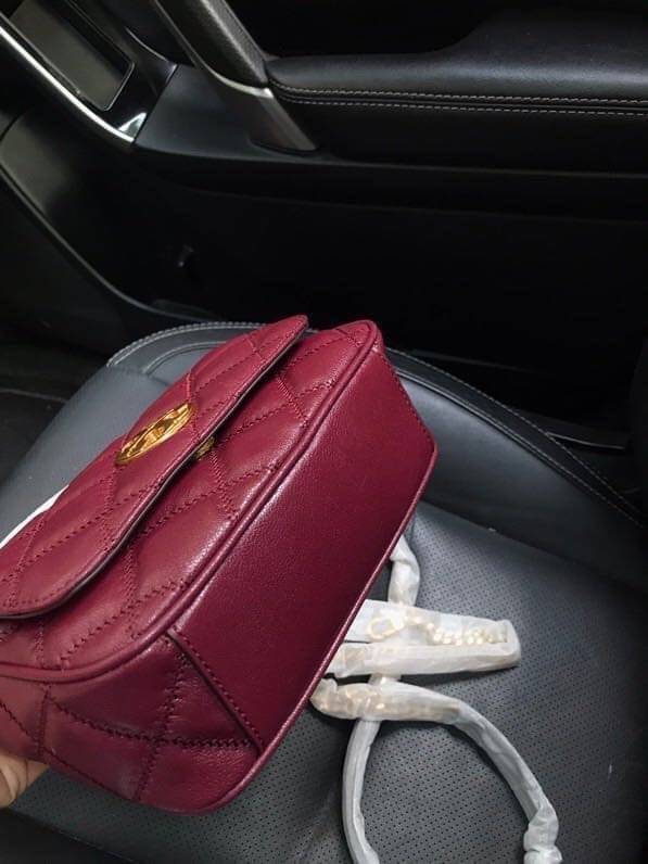 Tory Burch Willa Mini Top Handle Bag พร้อมส่งที่ไทย ใบจริงคือสวยสุดดไปเลยค่าา! กระเป๋าสะพายข้างหรือหิ้วก็เก๋ไปอีกเลยค่ะ! หนังแท้อย่างดี ลายนวมนิ่มมือดีมากค่ะ ด้านหน้ามีอะไหล่โลโก้แบรนด์ เปิดปิดกระเป๋าแบบกระดุมแม่เหล็ก ภายในสามารถใส่กระเป๋าเงินใบกลางได้;มื