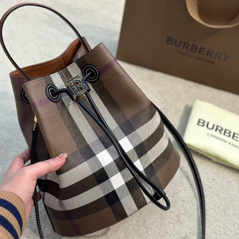 Burberry Brown Small TB Bucket Bag / BURBERRY MONOGRAM BUCKET BAG กระเป๋าถือ กระเป๋าสะพายครอสบอดี้ วัสดุหนังพิมลาย MONOGRAM โทนเข้ม