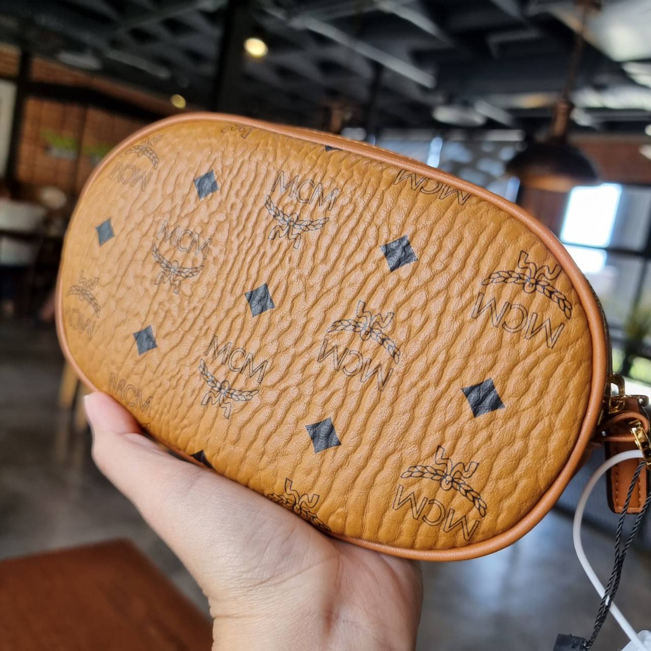 M.C.M ESSENTIAL MULTI POCHETTE BAG IN VISETOS หยุดไม่อยู่จริงๆ!! กระเป๋าสะพายมัลติฟังก์ชั่น เป็นไอเท็มที่รวมฟังก์ชั่นการใช้งานที่หลากหลายไว้ในรุ่นเดียว ดีไซน์กระเป๋าทรง pouch 3 ชิ้น สุดคุ้ม สามารถประกอบเข้าด้วย หรือแยกชิ้นใช้งานได้หมด