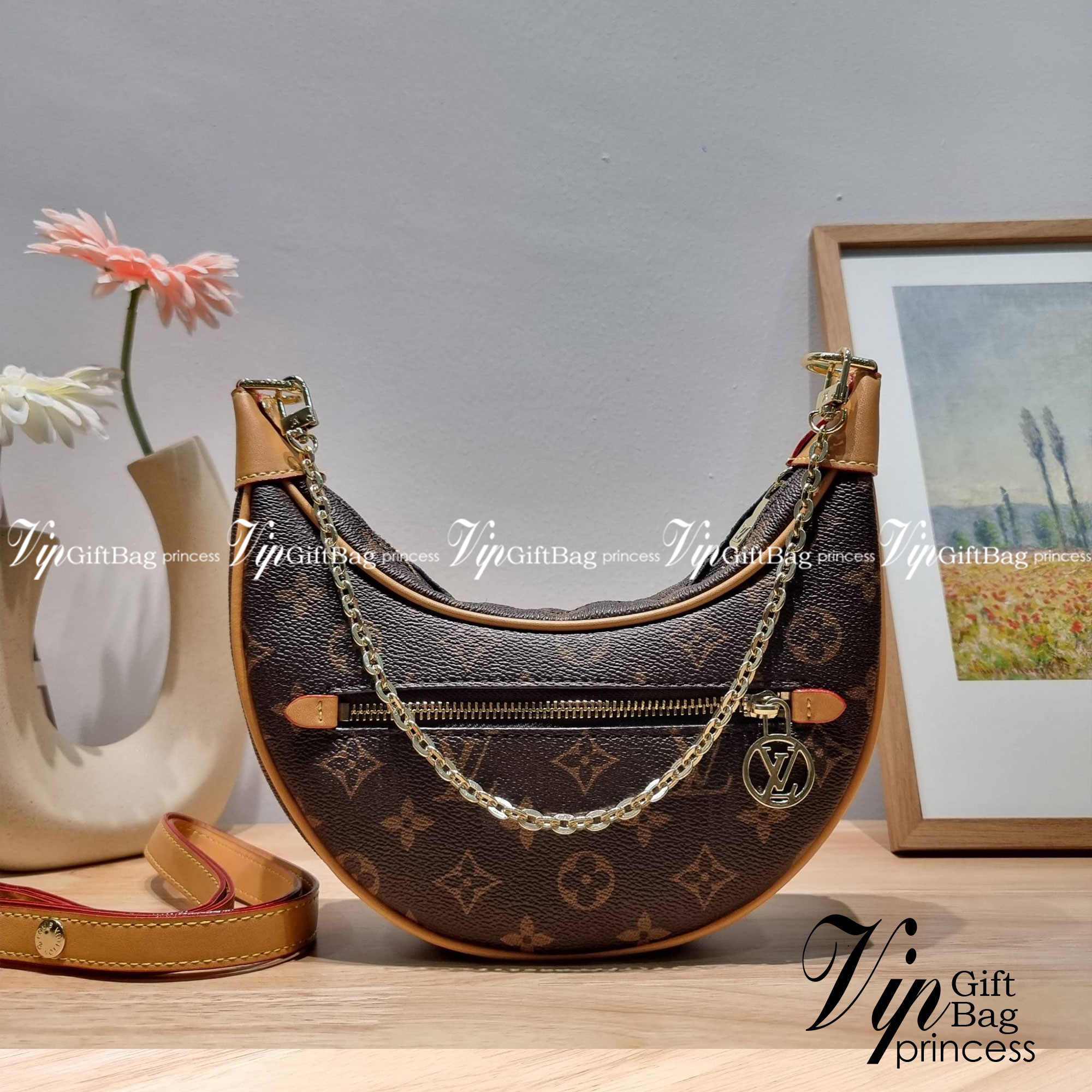 สุดยอดเดอะเบสท์ไอเท็ม ต้องยกให้เลย กับกระเป๋าสะพายทรงบาแกตต์ สวยหรู ดูแพงมาแต่ไกล LV loop bag ยังคงคลาสสิค ผู้ดี หรูหรา ขนาดกำลังพอดี ใส่โทรศัพท์ได้ทุกรุ่น วัสดุหนังแคนวาสคุณภาพ ด้านหน้ามีช่องซิปแยก สายสะพายมีมาให้ถึง 2 แบบ สลับใช้ได้เลยแบบไม่มีเบื่อ จะลุ