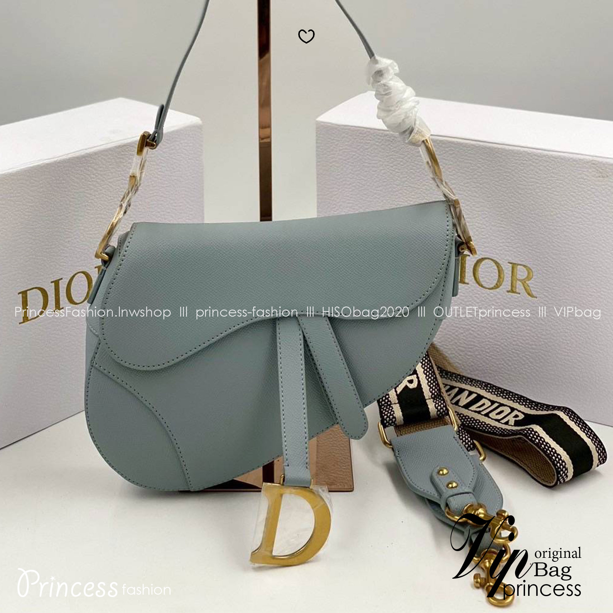 ORI หนังแท้ | DIOR Saddle Bag with Strap Grained Leather กระเป๋าถือ/สะพายทรงอานม้า รุ่นยอดนิยมที่มีเอกลักษณ์สวยงามเหนือกาลเวลา ลูกเล่นห้อยด้วยตัวอักษร D ตรงหูหิ้วมีกิมมิค CD สวยหรูดูแพง