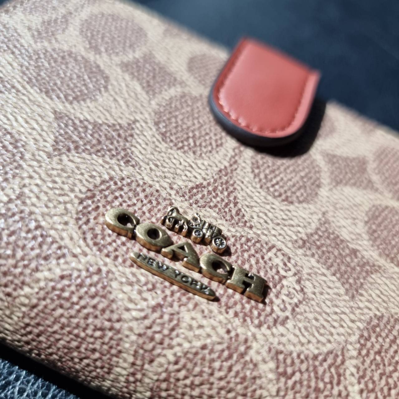 COACH F33034 MEDIUM CORNER ZIP WALLET IN COLORBLOCK SIGNATURE CANVAS กระเป๋าสตางค์ใบกลาง 👛 ขนาดกำลังเหมาะมือ วัสดุหนังแคนวาส ดูแลรักษาง่าย มีช่องใส่บัตรและธนบัตรครบ และช่องซิปแยกไว้ใส่เหรียญ สวยคลาคสิคแบบนี้เหมาะส่งต่อเป็นของขวัญที่สุดจ้า