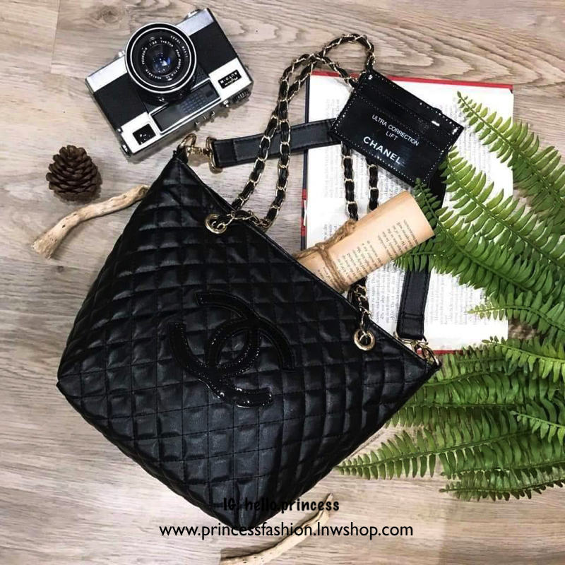 Chanel GWP Tote Bag With Chain New arrival! กระเป๋าสะพายทรง Tote VIP Gift With Purchase รุ่น Limited Edition VIP gift ของแท้จาก Chanel Perfume Counter วัสดุหนังเรียบลายตาราง ขนาดกำลังดี น้ำหนักเบา ด้านหน้ามีโลโก้ เปิดปิดด้วยกระดุมแม่เหล็ก ภายในมีโลโก้ และ