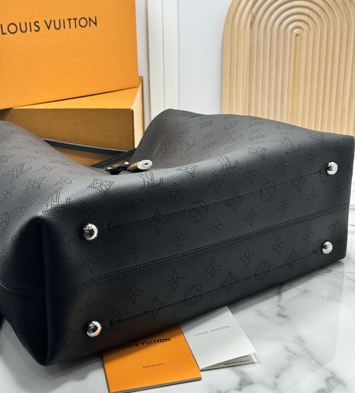 ORI หนังแท้ | LV Boundless Bag กระเป๋าสะพายทรงโท้ทใบใหญ่ ฉลุลายโมโนแกรมเต็มใบ สวยสุดคลาสสิก โทนสีเรียบง่ายใช้งานง่าย หรูหรามีระดับเหนือกาลเวลา