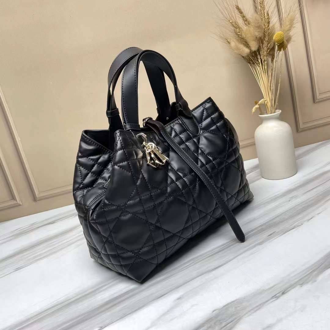 MEDIUM 30cm DIOR TOUJOURS BAG Macrocannage Calfskin / DIOR Tote Bag ออริ 1:1 พร้อมส่ง 5 สี กระเป๋าสะพายทรงโท้ท จุของได้เต็มที่ รูปทรงคลาสสิค หนังสวย หรูหราเกินราคา