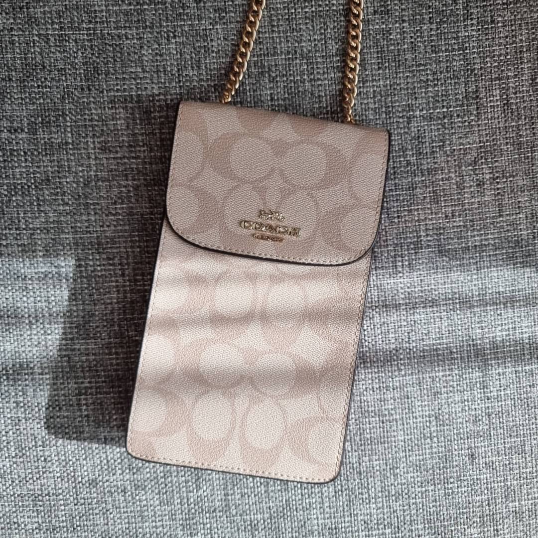 COACH NORTH/SOUTH PHONE CROSSBODY IN SIGNATURE CANVAS F55636 F39955 สุดคลาสสิคกับกระเป๋าสะพายเอนกประสงค์ Case phone ใส่โทรศัพท์มือถือได้ทุกรุ่น ดีไซน์ลายเอกลักษณ์ วัสดุหนังแคนวาสเคลือบลาย ฝาและภายในเป็นหนังสังเคราะห์เรียบ เปิด-ปิดด้วยกระดุม สายสะพายยาวประ