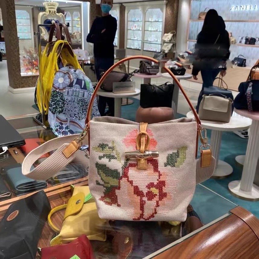 LONGCHAMP ROSEAU ESSENTIAL FLEURS Bucket bag S - กระเป๋าทรงถังขนาดเล็ก วัสดุผ้าฝ้าย ลายปักษ์ดอกกุหลาบ Roseau เป็นคอลเล็คชั่นที่สดใสและเรียบง่าย ซับในสีพื้น อะไหล่สีทอง น้ำหนักเบา จุของได้เยอะ มีสายสะพายไล่ ถอดสายได้ Crossbody ได้