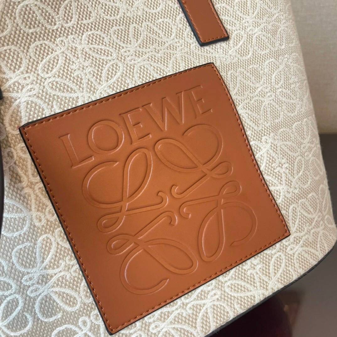 LOEWE Canvas Elephant Bag In Anagram Print คอลเลคชั่นใหม่ล่าสุดเลยค่ะ น้องช้างน่ารักมากมาย งานแบรนด์หรูจากประเทศสเปน โลเอเว่ (LOEWE) กระเป๋ารูปทรงช้างเป็นเหมือนหนึ่งในซิกเนเจอร์ของแบรนด์ ดีไซน์คงเอกลักษณ์วัสดุ Anagram Canvas Jacquard Fabric ผสมผสานกับหนัง