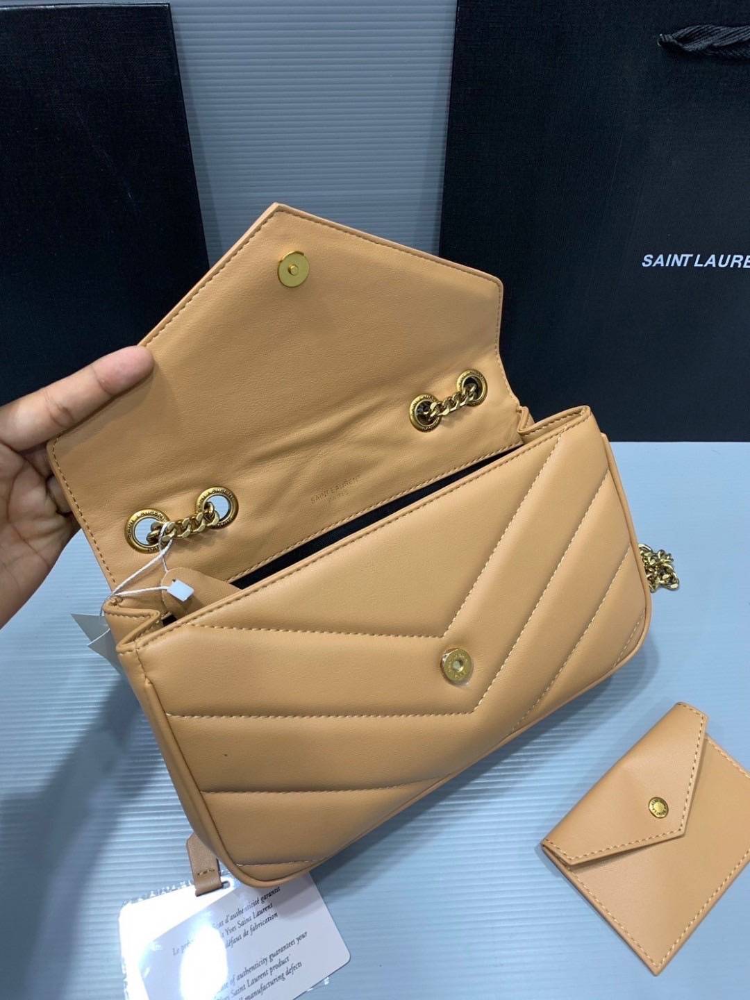 ORI | หนังแท้ 25cm YSL loulou small in matelassé กระเป๋าสะพายทรงสวยคลาสสิค มาพร้อมใบเล็กใส่การ์ด งานหนังแท้สมผัสนุ่มมือตะเข็บเย็บลายเชฟรอนสวยเป็นเอกลัษณ์