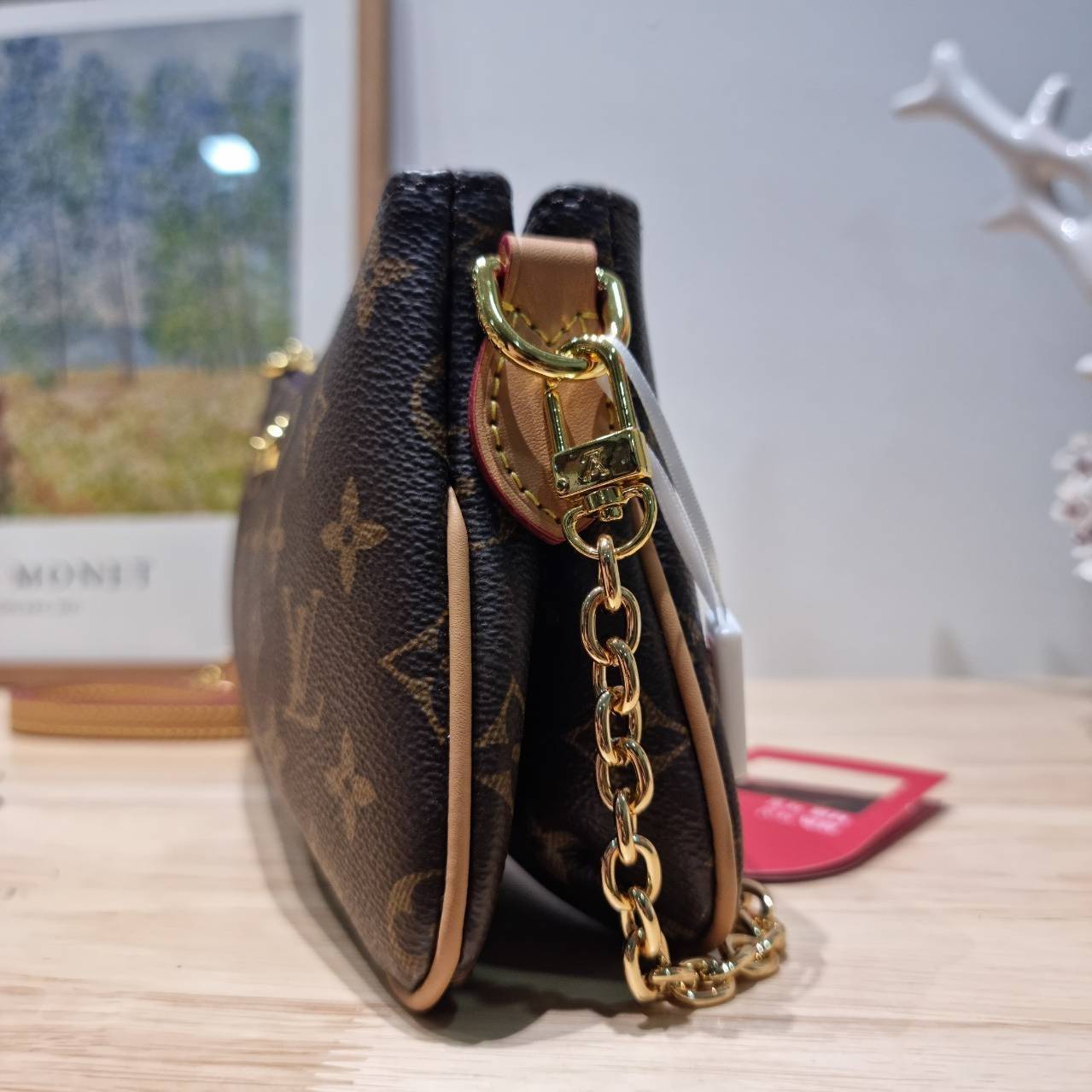 LV liv pochette กระเป๋าสะพายทรงสวย เป็นเอกลักษณ์ ดีไซน์ลวดลายโมโนแกรมเรียบหรู