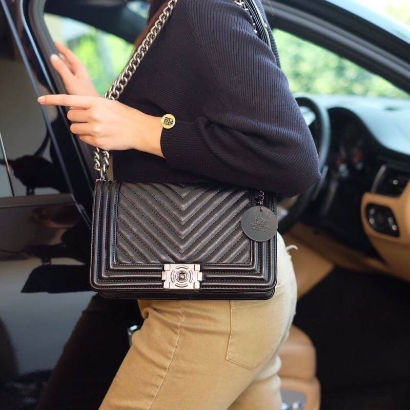 Keep chain large shoulder bag กระเป๋าทรงยอดฮิตคะ รุ่นนี้รับประกันความสวย คอลเลคชั่นใหม่ตัวกระเป๋าทำมาจากหนัง Microfiber เนื้อดี สวย ทน ขึ้นกว่าเดิมเยอะ !! ขนาดกะทัดรัด ภายในสีแดง มีช่องใส่ของจุกจิก สายโซ่ปรับได้ 2 แบบทั้งสายสั้น สายยาว สะพายพาดลำตัวได้คะ 