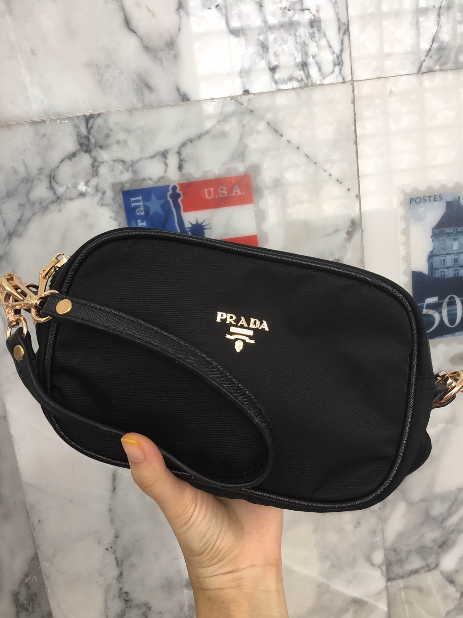 งานพรีเมี่ยมกิ้ฟ จากเคาเตอร์ต่างประเทศคะ ได้ กระเป๋าclutch & shoulder bag จากแบรนด์ Prada มาค่า เป็นกระเป๋าผ้า ไนล่อน น้ำหนักเบา สวยหรู ตามแบบฉบับของแบรนด์เลย ตัวกระเป๋าขนาดกำลังดี ใส่มือถือได้ทุกรุ่น สามารถเก็บสายถือเป็นคลัชออกงานได้คะ หรือ สะพายข้างได้ 