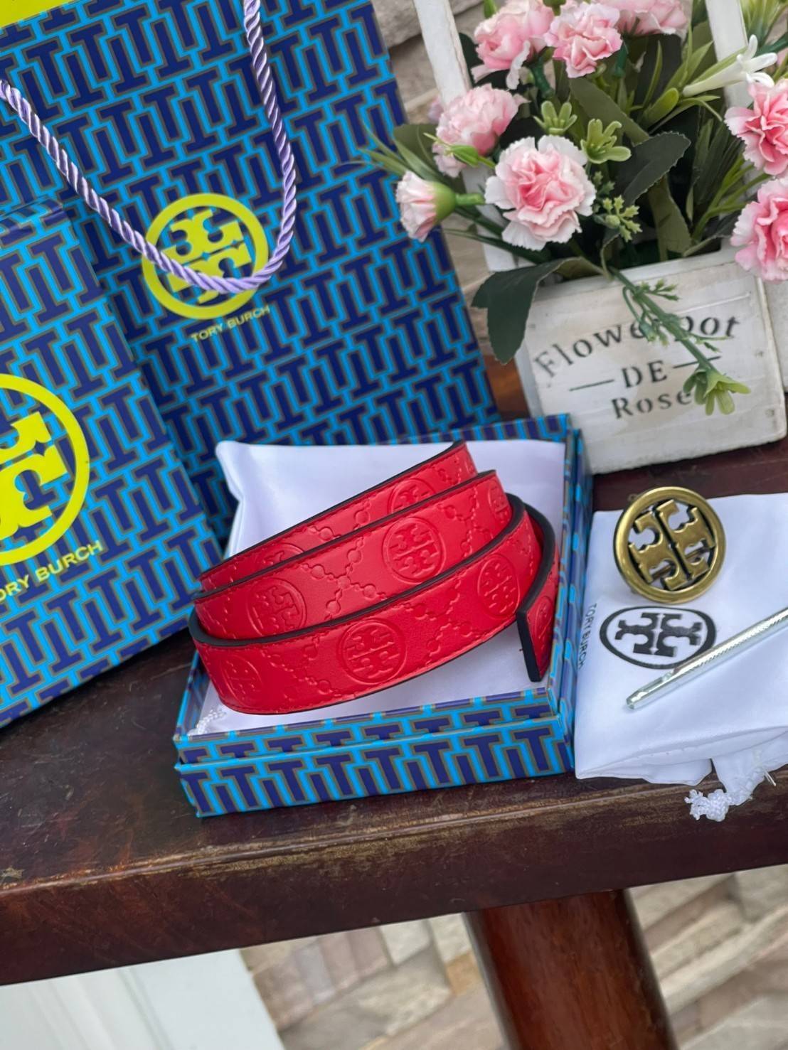 Tory burch Midnight with Tag Logo Monogram Embossed Leather Belt เป็นเข็มขัดที่ตอบโจทย์ของคุณได้อย่างลงตัวทุกสไตล์การแต่งตัว ไม่ว่าจะใส่คู่กับเดรสหรือกางเกงยีนส์ก็ดูดีทีเดียว เพราะหัวเข็มขัดโดดเด่นด้วยดีไซน์ทรงกลมรูป Double T ที่เป็นสัญลักษณ์ประจำแบรนด์ ส