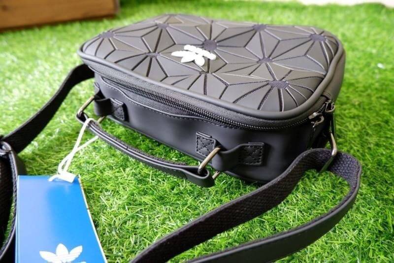 adidas mini airline bag *outlet* กระเป๋าสะพายข้างทรงสปอร์ต ด้านหน้าติดโลโก้แบรนด์ ดีไซน์ลาย 3D ด้านหลังเป็นหนังเรียบ มีช่องซิปสามารถใส่สิ่งของได้ รุ่นนี้เปิดปิดด้วยซิปคู่ ซิปปั๊มแบรนด์ทุกจุด ด้านในเป็นช่องกว้าง มีช่องซิป สายสะพายยาวสามารถปรับระดับได้ สาวก