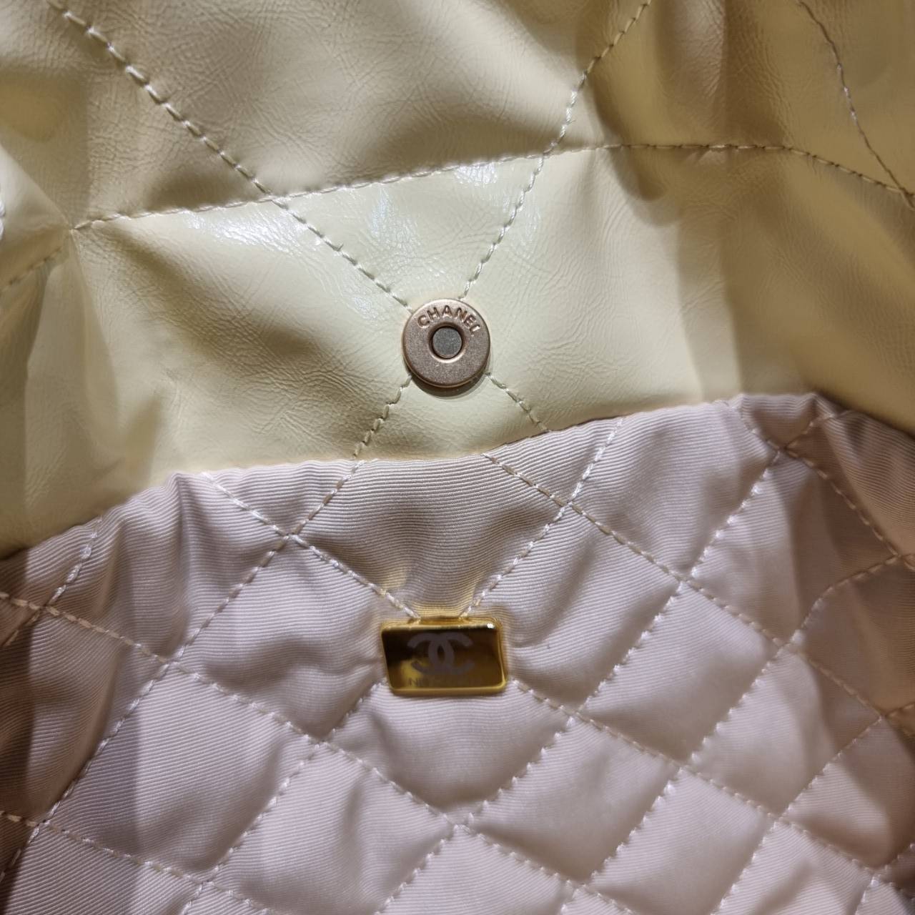 Chanel 22 horizontal bag แรงเกินต้านที่สุดกับไอเท็มนี้ ที่สาวๆหรือใครๆก็ต้องมี มาในไซส์ใหญ่ รูปทรงใช้ง่ายขึ้น แต่ยังจุได้หนักๆเหมือนเดิม ดูหรูหรา เกินเรื่องที่สุด