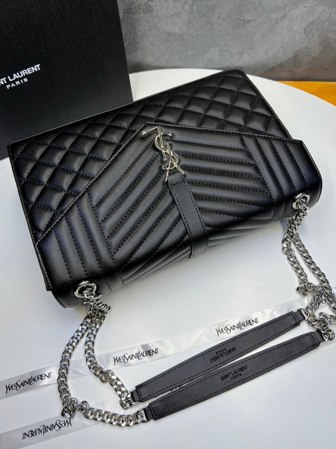 หนังแท้ YSL Saint Laurent Large Cassandra quilted shoulder bag กระเป๋าสะพายใบใหญ่ ดีไซน์ทรงสวยหรู ตอบโจทย์ได้ทุกสไตล์ ภาพสินค้าถ่ายจากงานขายจริง ใช้งานต่างประเทศได้