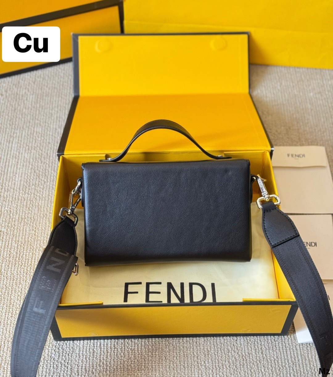 FENDI Baguette Soft Trunk Bag กระเป๋าสะพายทรงกล่อง ไอเท็มสุดเท่ ผสมผสานความทันสมัย รูปทรงกล่องสัดส่วนสวยลงตัว โดดเด่นชวนมอง