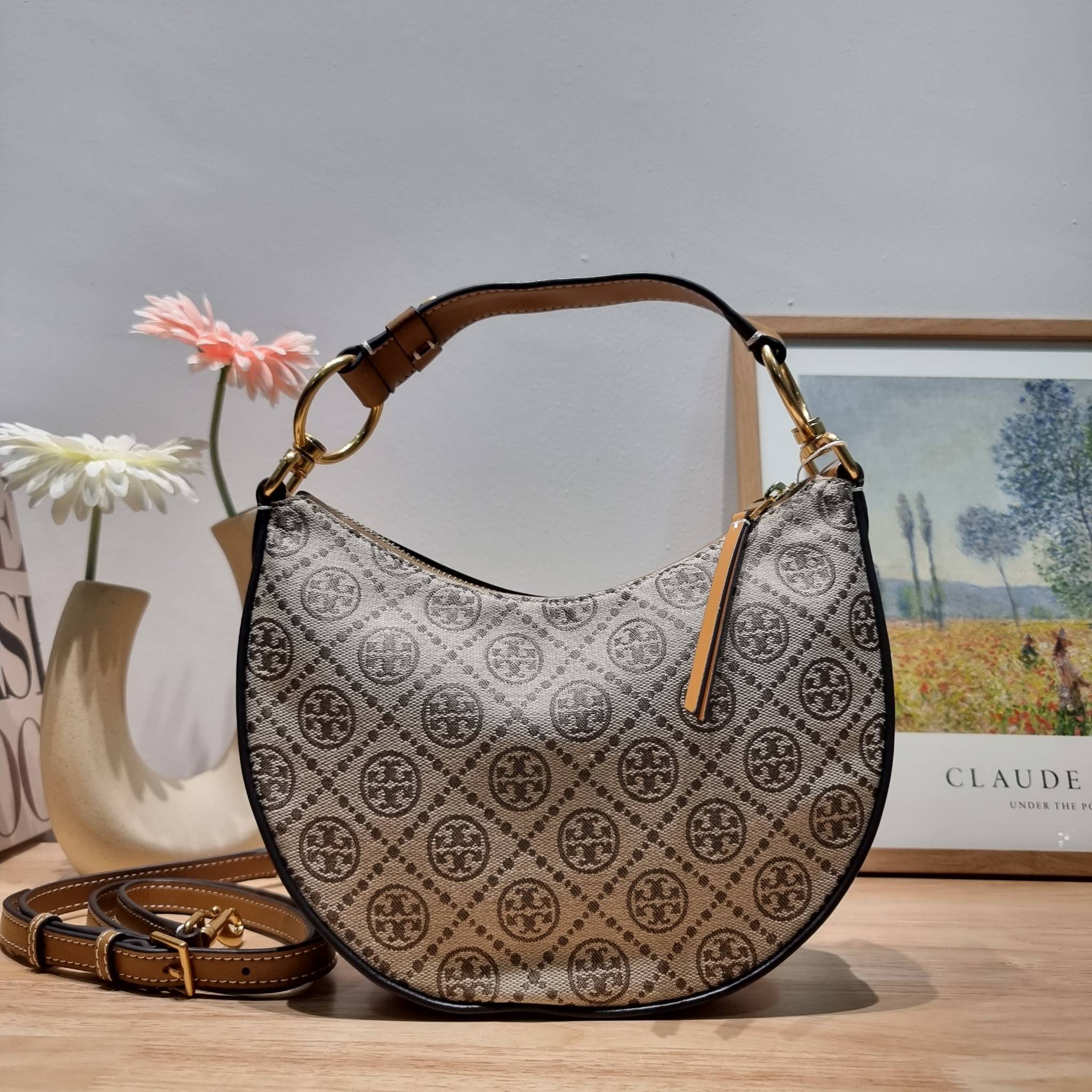 Tory Burch T Monogram Mini Crescent Bag / TORY BURCH T MONOGRAM MINI JACQUARD CRESCENT BAG ร้อนแรงกว่านี้ไม่มีแล้ว กับไอเท็มที่เซเลปรีวิวเยอะมาก!! สาวๆตามหากันไปอีก กระเป๋าทรง half moon ที่ดีไซน์บนผ้า jacquard ลวดลายซิกเนเจอร์ เรียบหรู ผู้ดีมากแม่!