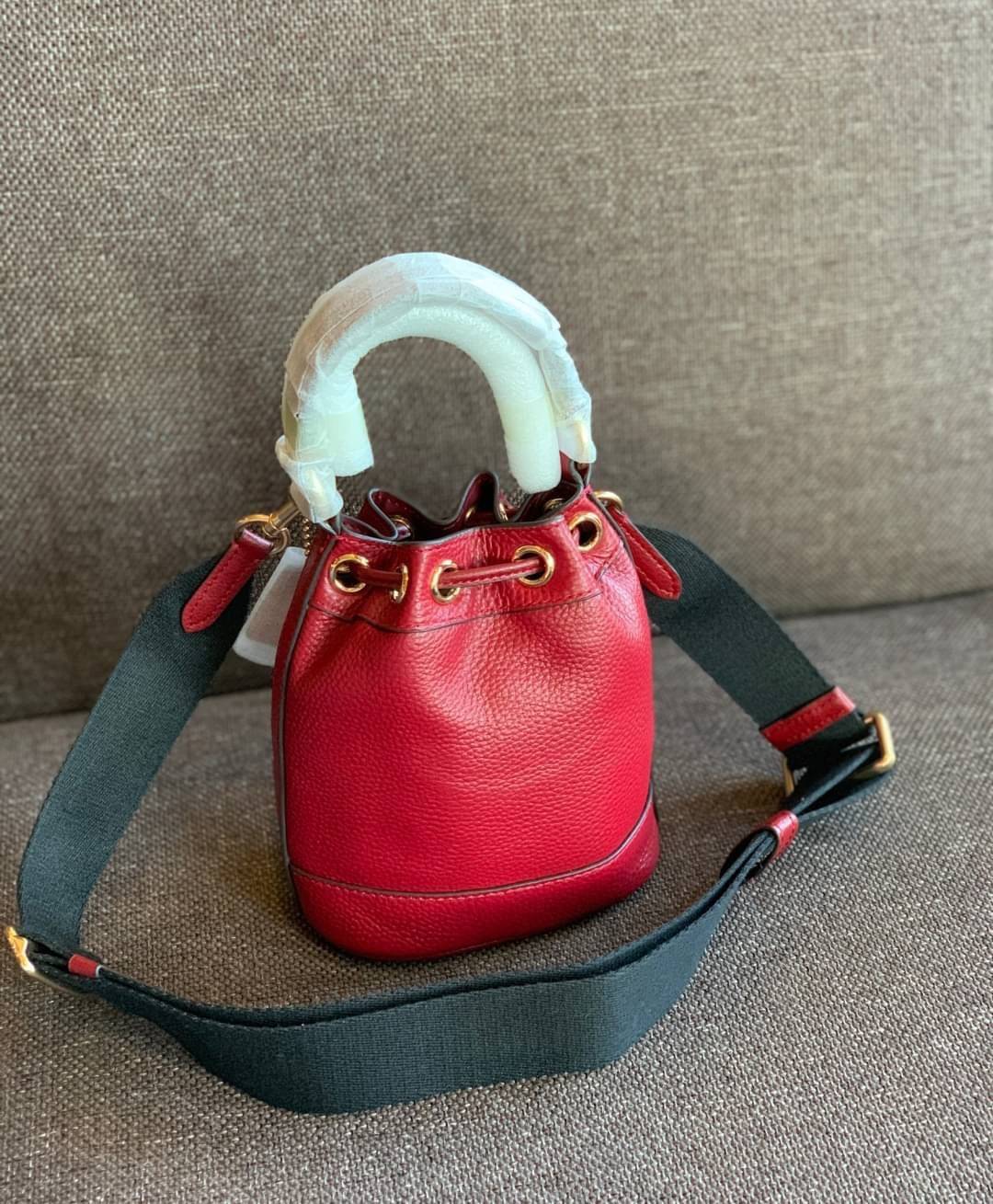 OUTLET 】COACH Dempsey Bucket Bag 15 With Coach Patch And Heart Charm ((C5121//C5112//C5114)) น้องน่ารักมากๆ นาทีนี้ต้องมีแล้วล่ะคะ! พร้อมส่งที่ไทยครบสีค่ะ! กระเป๋าหิ้ว//สะพายครอสบอดี้ร์ได้ หนังแท้สวยงามมากๆค่ะ ❤️มาพร้อมพวงรูปหัวใจแบรนด์+ป้ายหนังห้อ