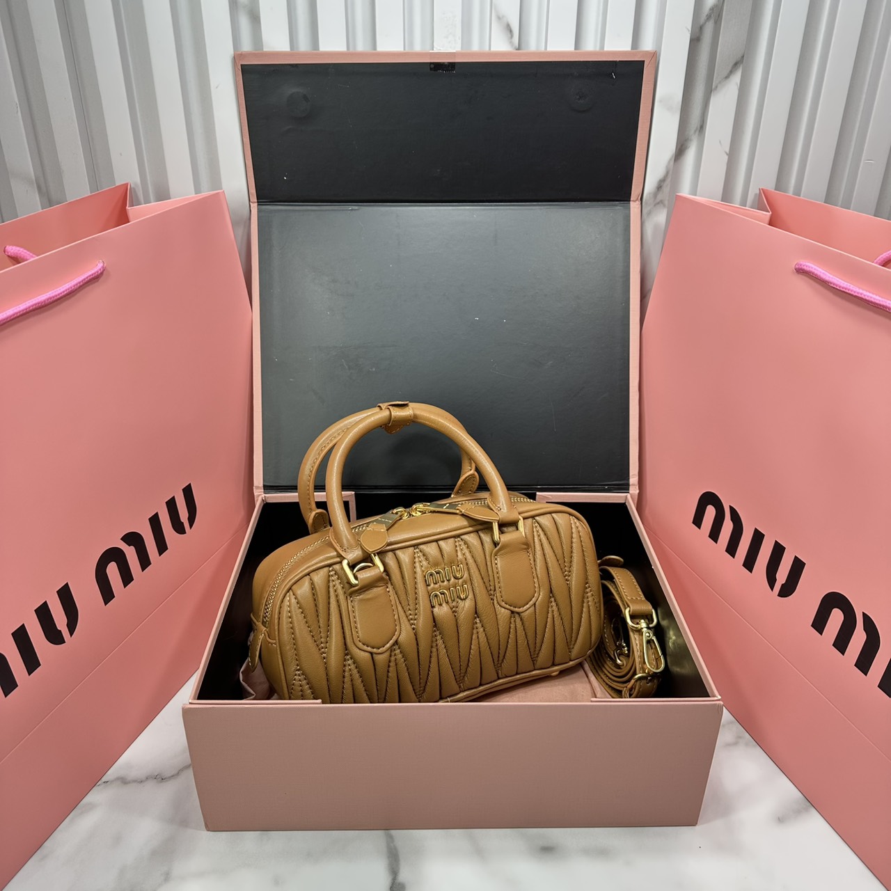 ORI หนังแท้ | MIU MIU Arcadie matelassé nappa leather bag Small 22cm กระเป๋าสะพายทรงโฮโบลุคลูกคุณหรูหราด้วยดีไซน์จับจีบนูนลวดลายสามมิติซับซ้อนเป็นเอกลักษณ์ น่ารักๆเก๋ๆ สวยดูแพง หูจับในตัวง่ายและสะดวกพกพา