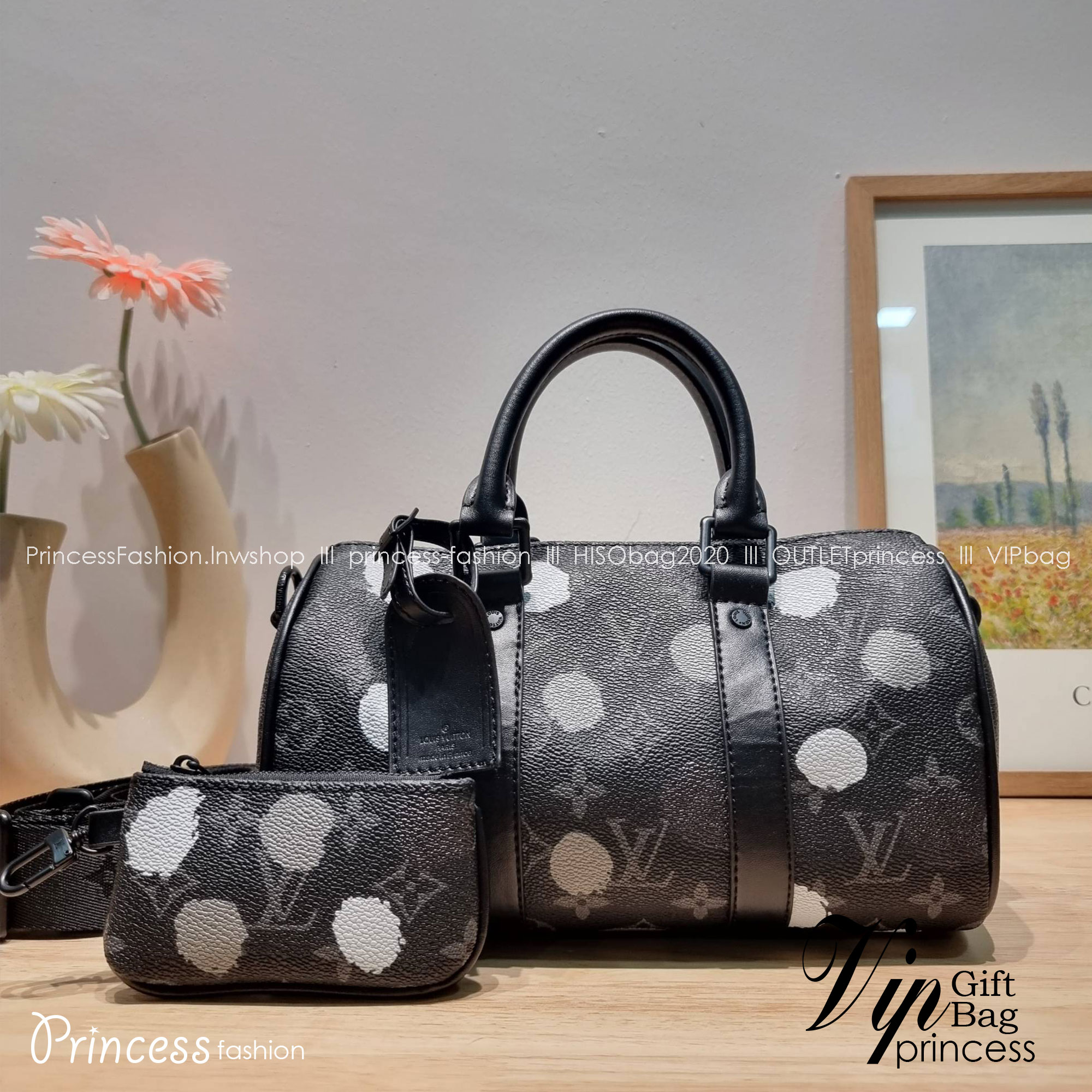 LV x YK KEEPALL BANDOULIERE 25 BAG ย่อส่วนความเท่ให้สะดวกกับชีวิตประจำวัน กับกระเป๋าสะพาย ทรงกระเป๋าเดินทางสุดคลาสสิค ด้วยดีเทลความเป็นเอกลักษณ์ เรียบแต่หรู