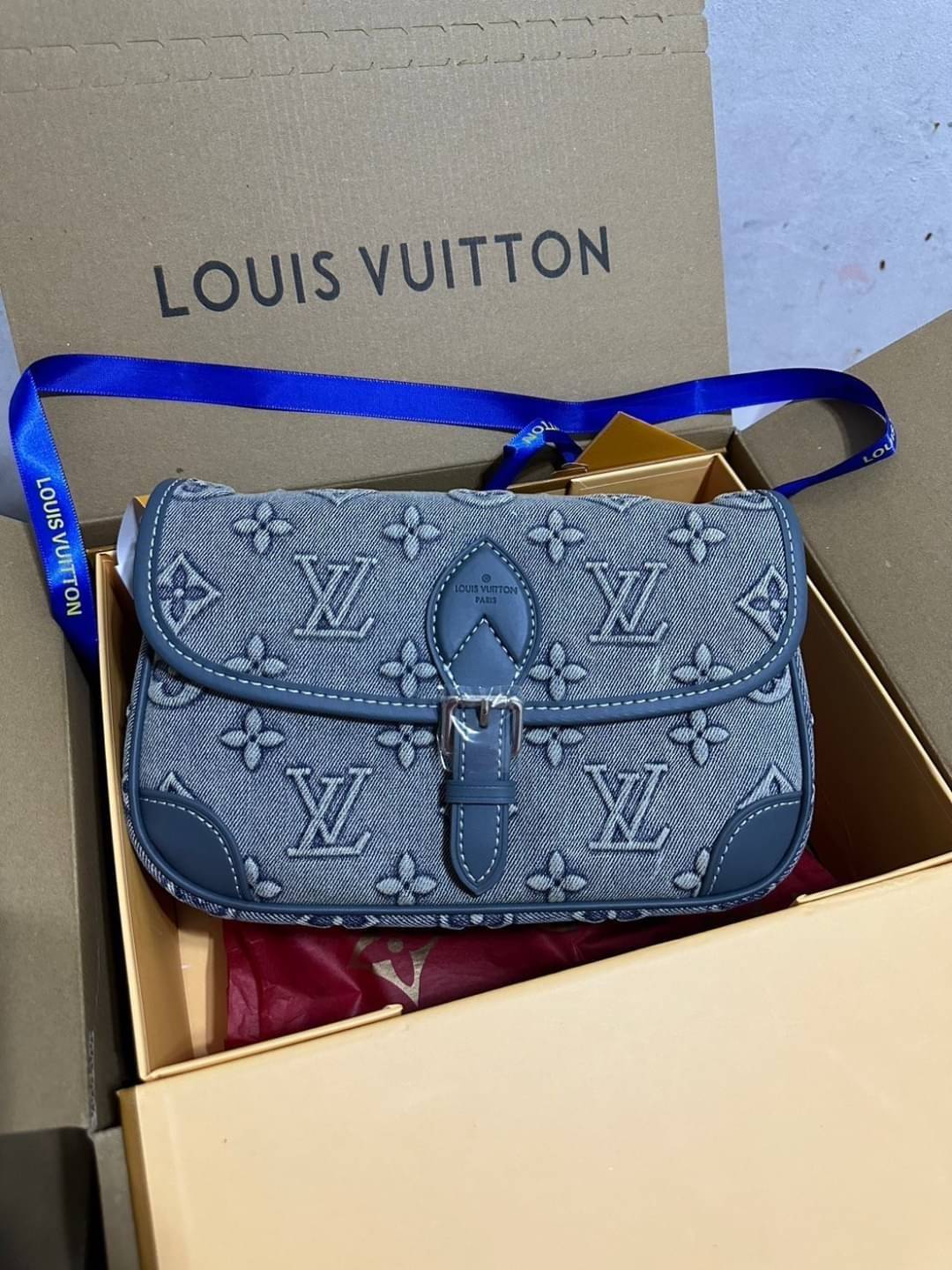 LV Diane Monogram Denim Bag กระเป๋าสะพายมัลติฟังก์ชั่นเดนิมสไตล์วินเทจ ปั้มนูนโลโก้ลายโมโนแกรม ดีไซน์ใหม่ ออกมาได้น่ารักน่าใช้มากๆ สียีนส์ซีดสวยมีเสน่ห์ -- [รับตัวแทนกระเป๋า]