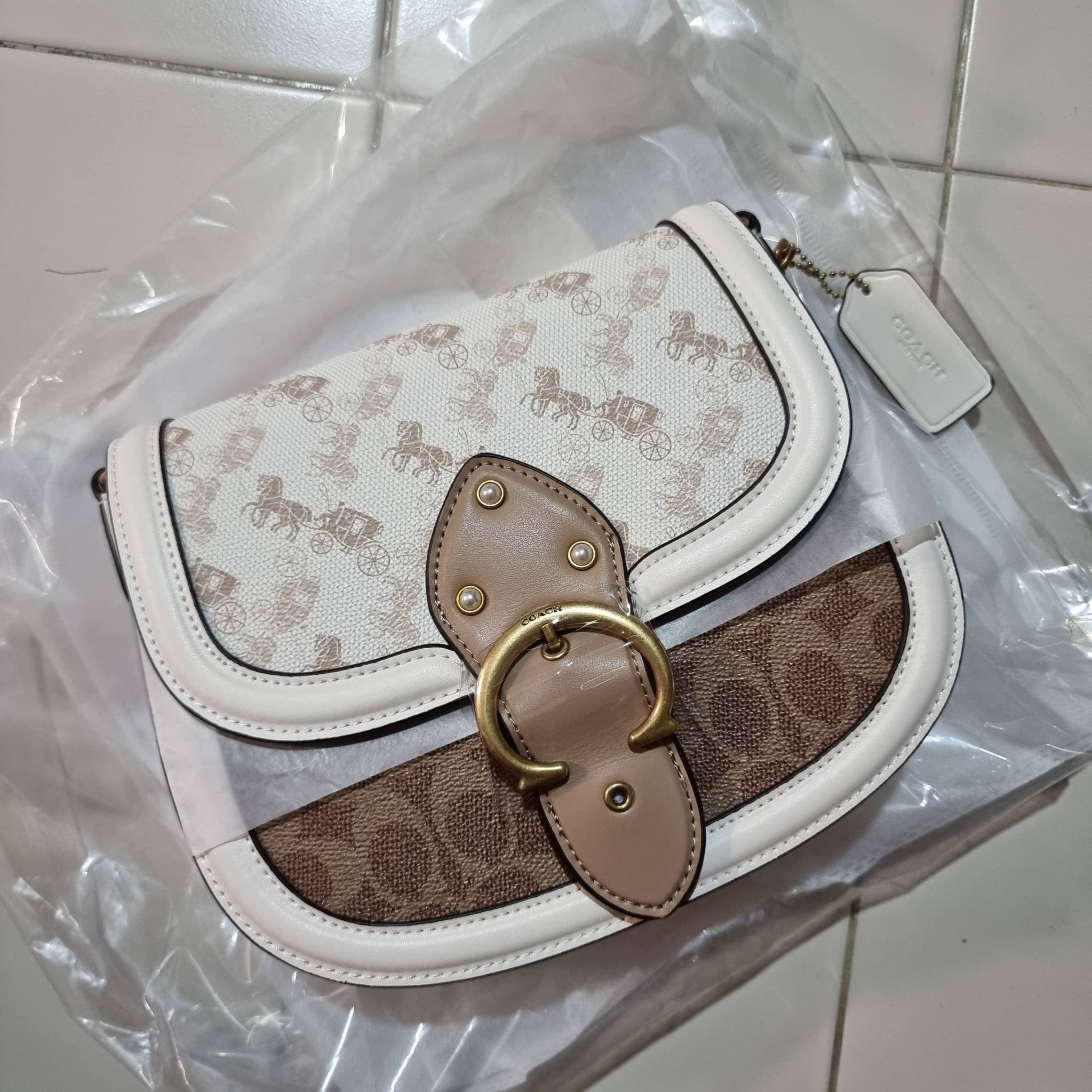 COACH C3837 BEAT SADDLE BAG WITH HORSE AND CARRIAGE PRINT The best item! ที่สาวๆรอคอย! ฮอตไฟลุก! สีหายาก ละมุนคุณหนู คอลเลคชั่นใหม่ ดีไซน์หรูหรา พิเศษมากๆมาพร้อมสายสะพาย 2 เส้น ใช้คู่กันหรือแยกสะพายก็สวยครบสูตร กระเป๋าสะพายทรง saddle คลาสสิค เปิด-ปิดด้วยก