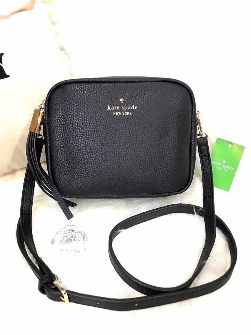 Kate Spade New York Mini Leather Shoulder Bag กระเป๋าสะพายขนาดมินิหนังสวยหรูอยู่ทรงด้านหน้าประดับโลโก้เเบรนด์สีทอง มาพร้อมหัวซิปพู่หนัง และสายสะพายยาวปรับระดับได้ ภายในมีโลโก้ ช่องซิป ช่องใส่ของ ใส่กระเป๋าสตางค์ มือถือ iphone ของจุกจิกได้เยอะ สะพายข้างหรื