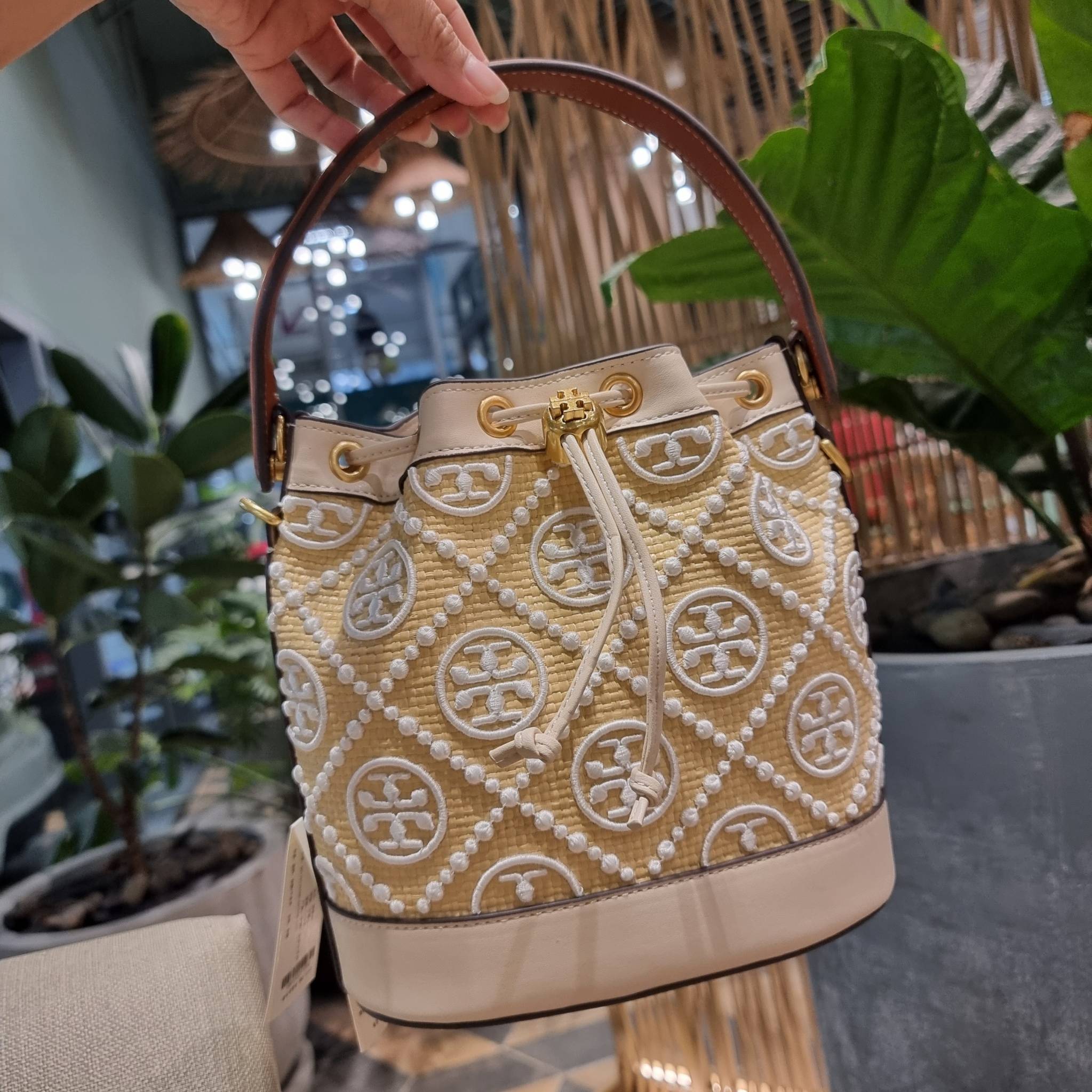 TORY BURCH T MONOGRAM STRAW BUCKET BAG ใหม่ก่อนใคร พร้อมเสิร์ฟความสวยให้ถึงบ้านแล้วน้า กระเป๋าบัคเก็ตทรงยอดนิยม ดีไซน์ใหม่ล่าสุด ยูนีคไม่เหมือนใคร ลายสานเต็มใบ พร้อมปักโลโก้เอกลักษณ์ โดดเด่น งานฝีมือมากๆ สลับส่วนของหนังที่ขอบและก้นกระเป๋า ภายในเป็นช่องโล่