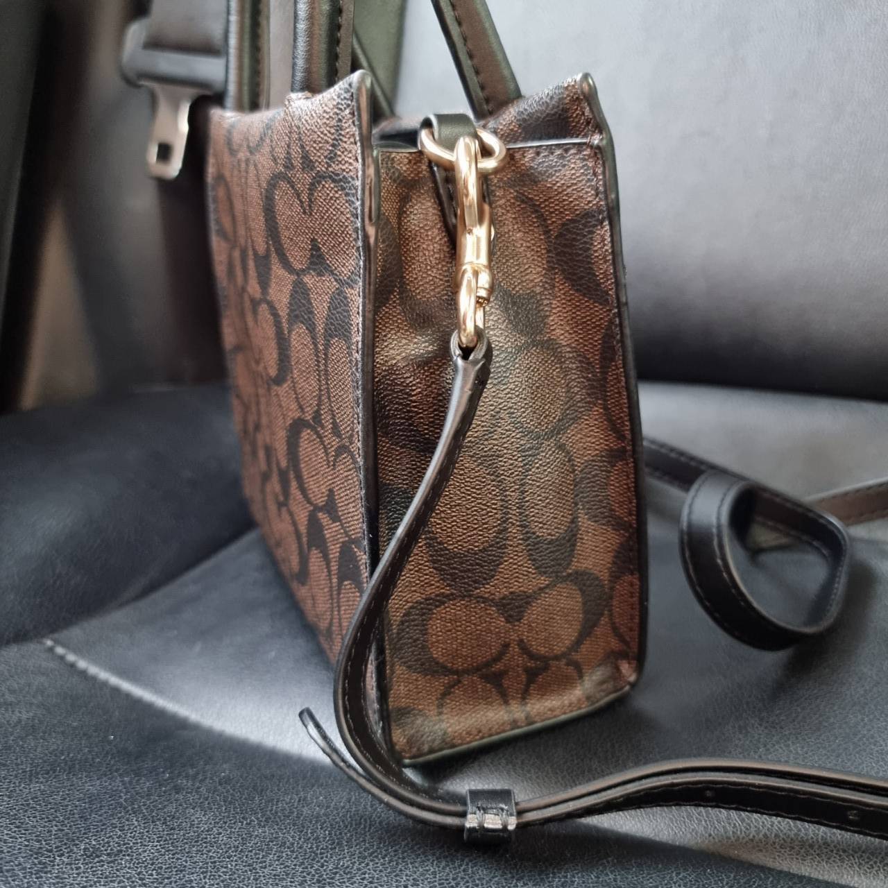 COACH MINI CALLY CROSSBODY IN SIGNATURE ((3599, 2184, 5693, 2134, 2183)) พร้อมส่งที่ไทยทันที! กระเป๋าสะพายครอสบอดี้ร์ กระเป๋าครอสบอดี้โท้ทมินิไซส์ รุ่นใหม่สุดฮอต!! ใบจริงคือน่ารักม้ากกกก!! สวยอยู่ทรง น่ารักน่าใช้ ทรงTote ปากกระเป๋าเปิดปิดแบบแม่เหล็ก ภายใน